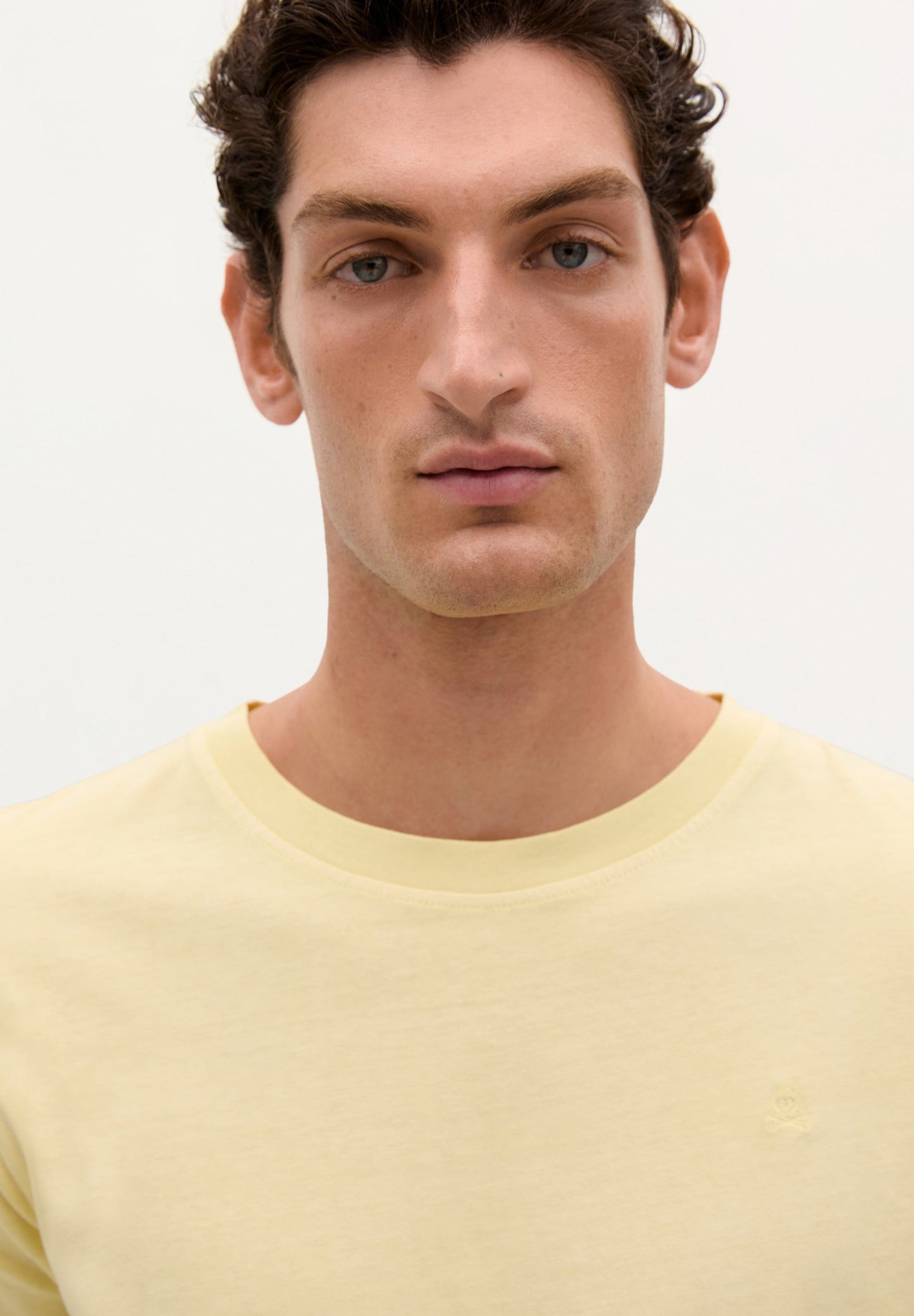 POLERA CALAVERA BORDADA TONO