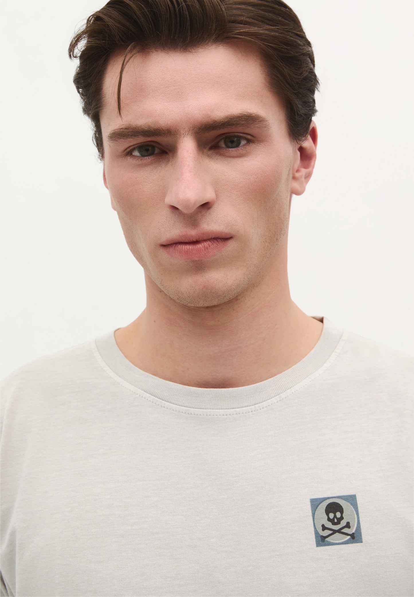 POLERA CALAVERA LOGO BRANDING
