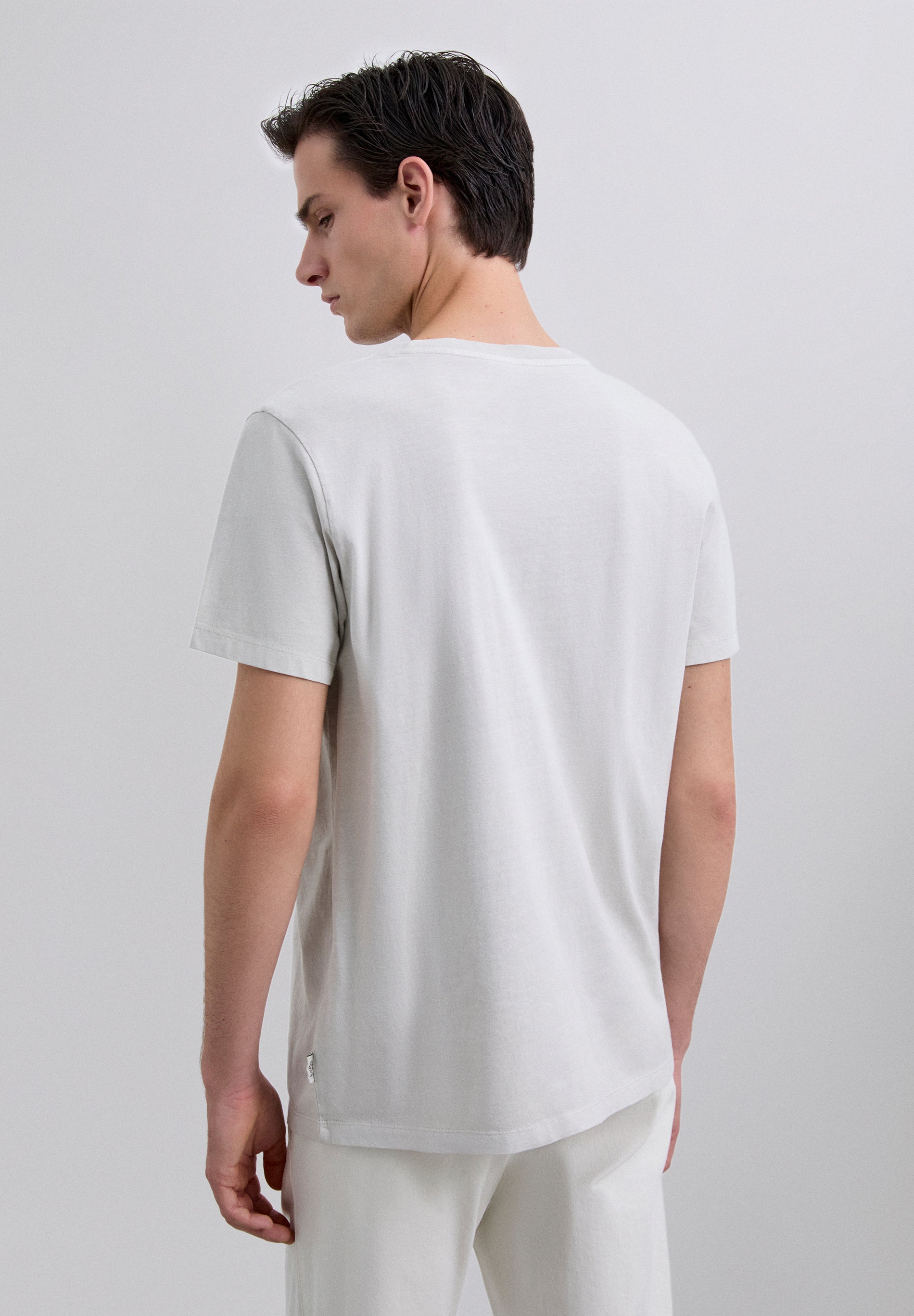 POLERA CALAVERA BORDADA TONO