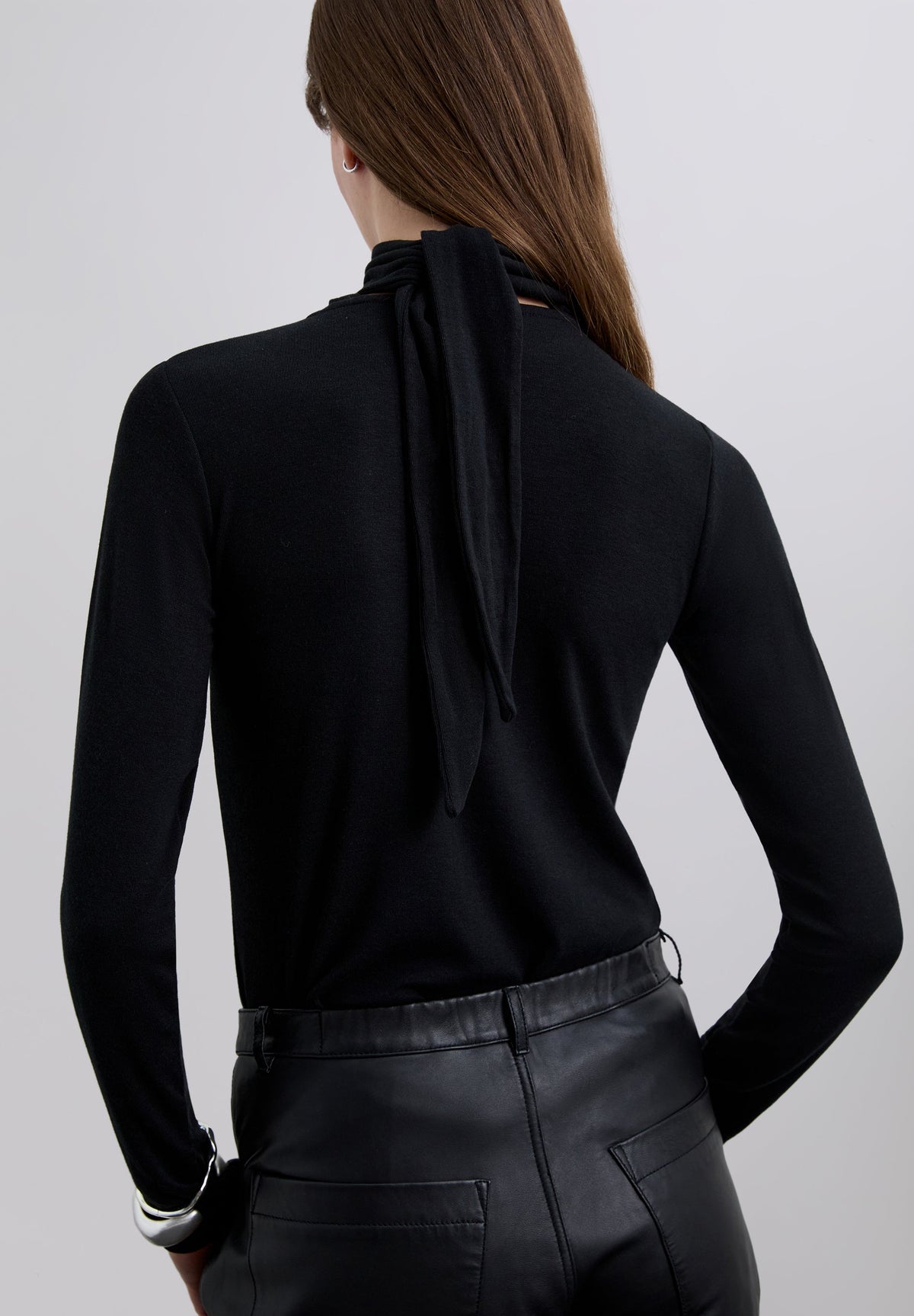 POLERA CUELLO VUELTO CON LAZADA
