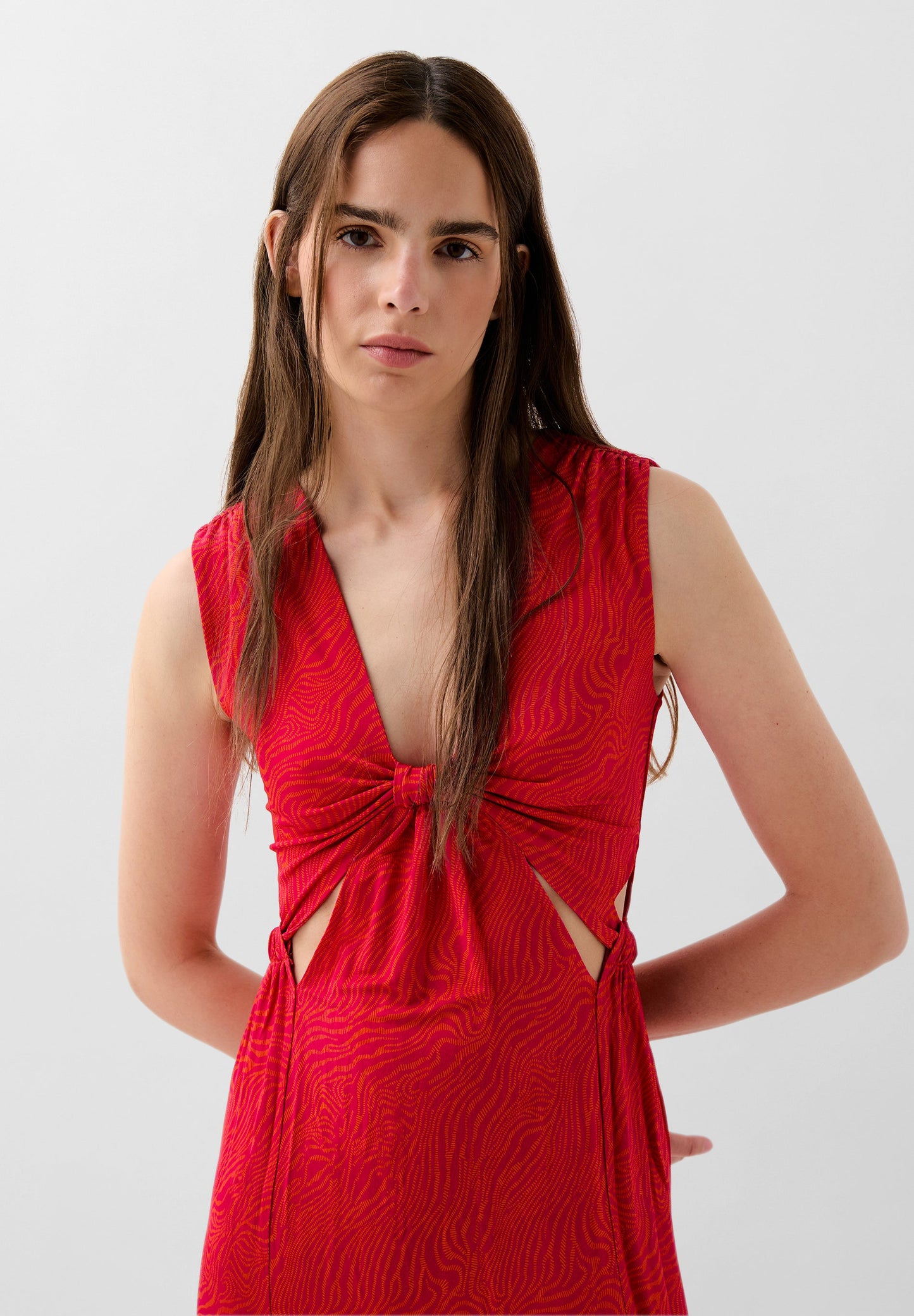 VESTIDO ABERTURAS DETALLE NUDO