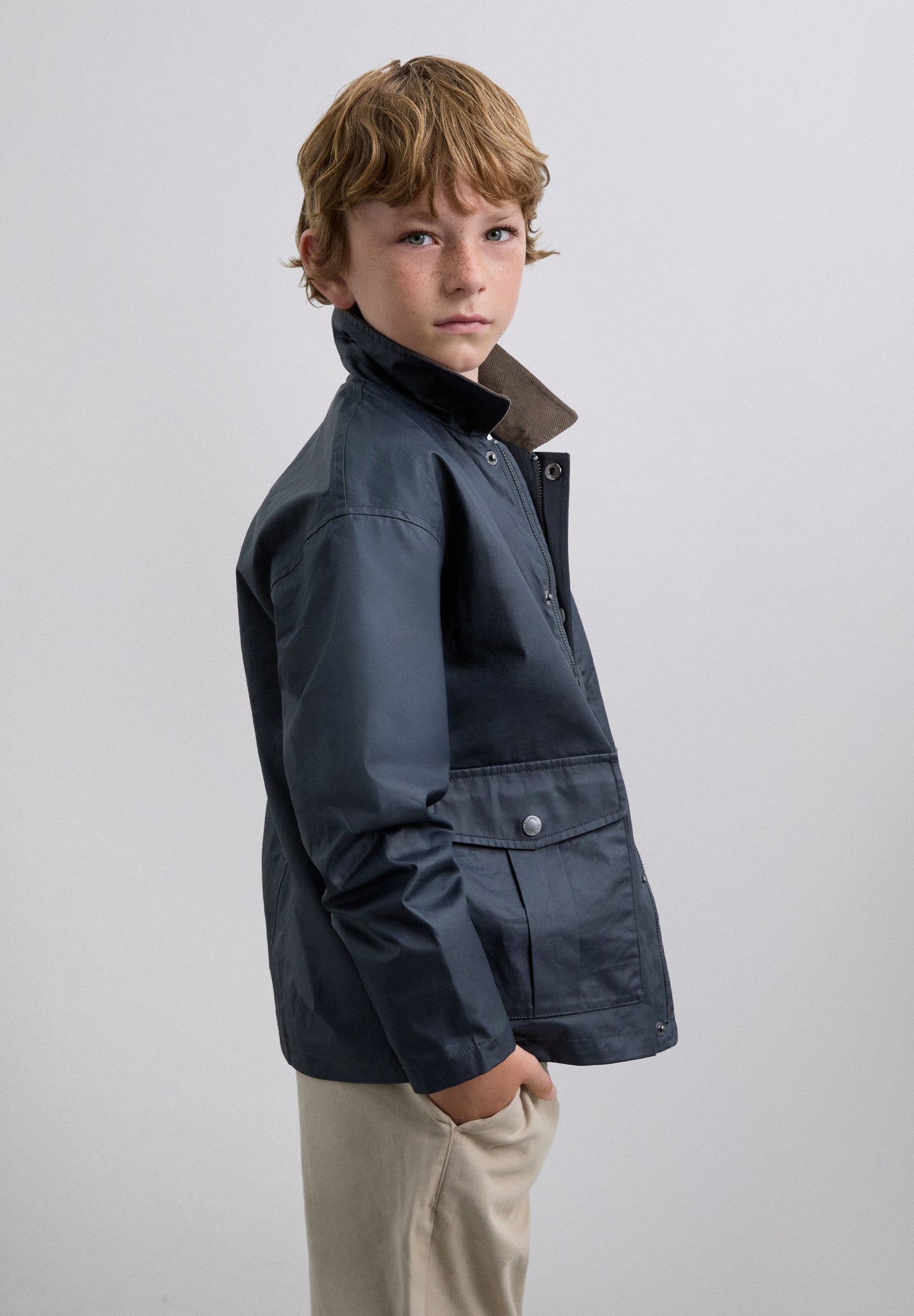 CHAQUETA CUELLO CONTRASTE PANA