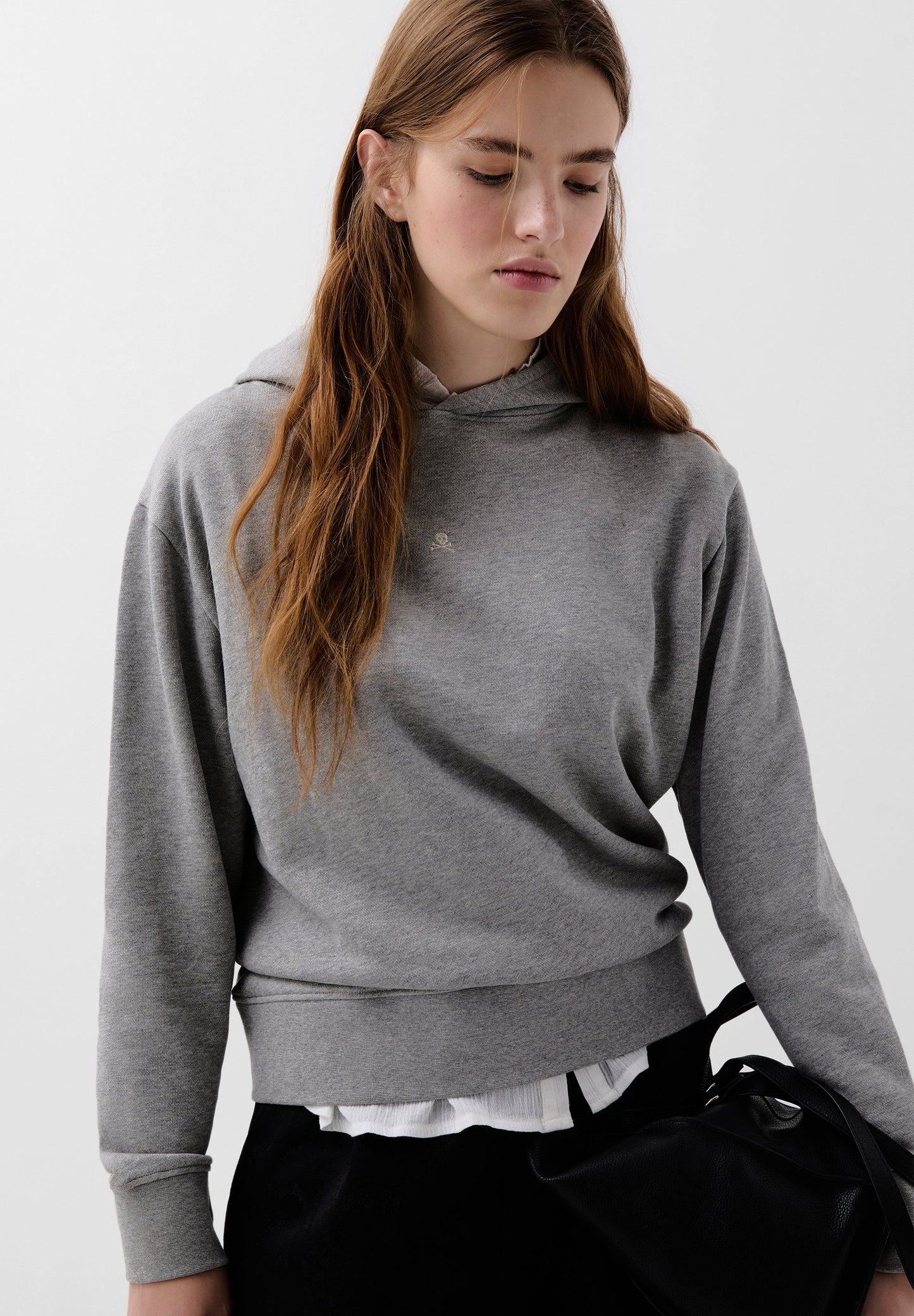 POLERÓN CAPUCHA CALAVERA BORDADA