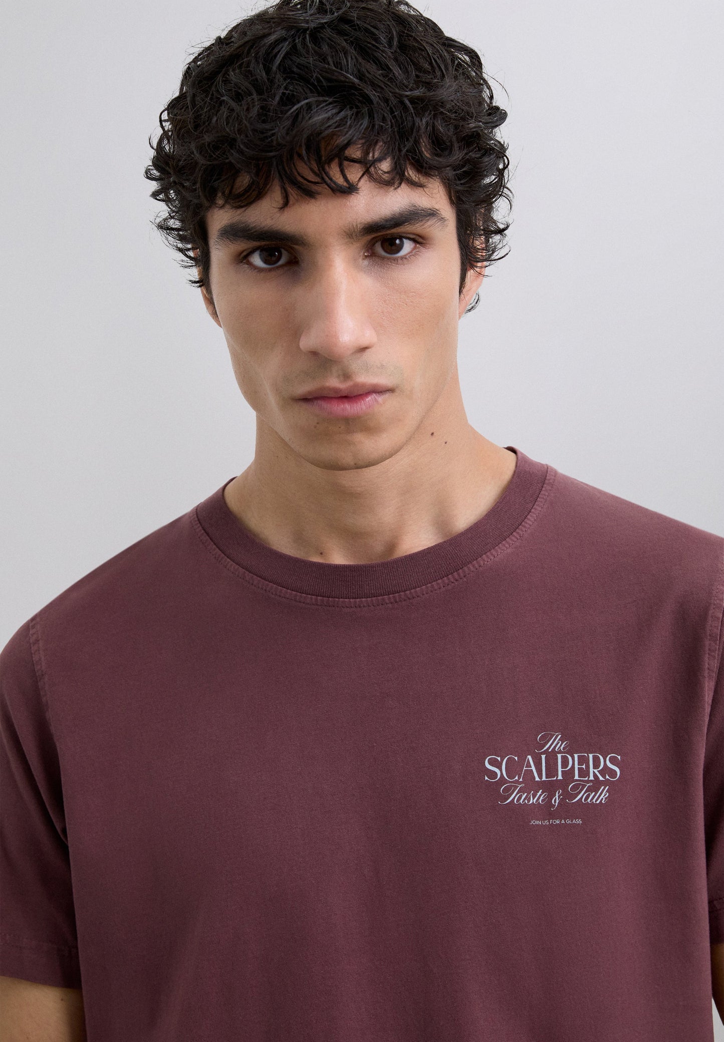 POLERA PRINT LOGO CONTRASTE