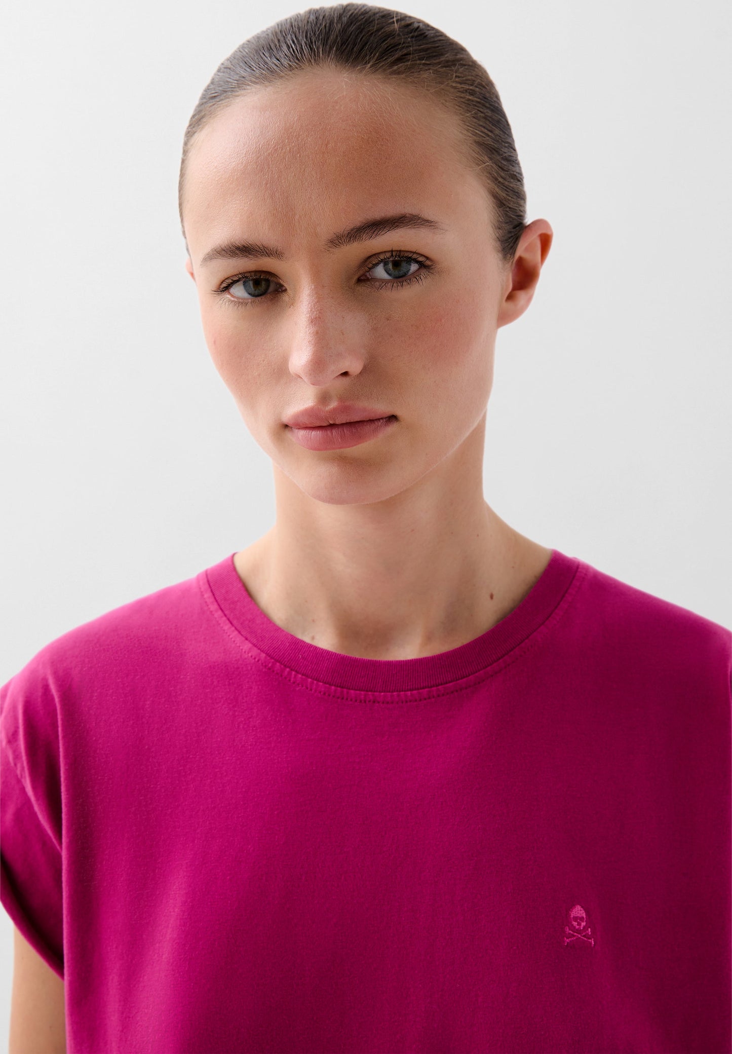 POLERA CALAVERA BORDADA TONO