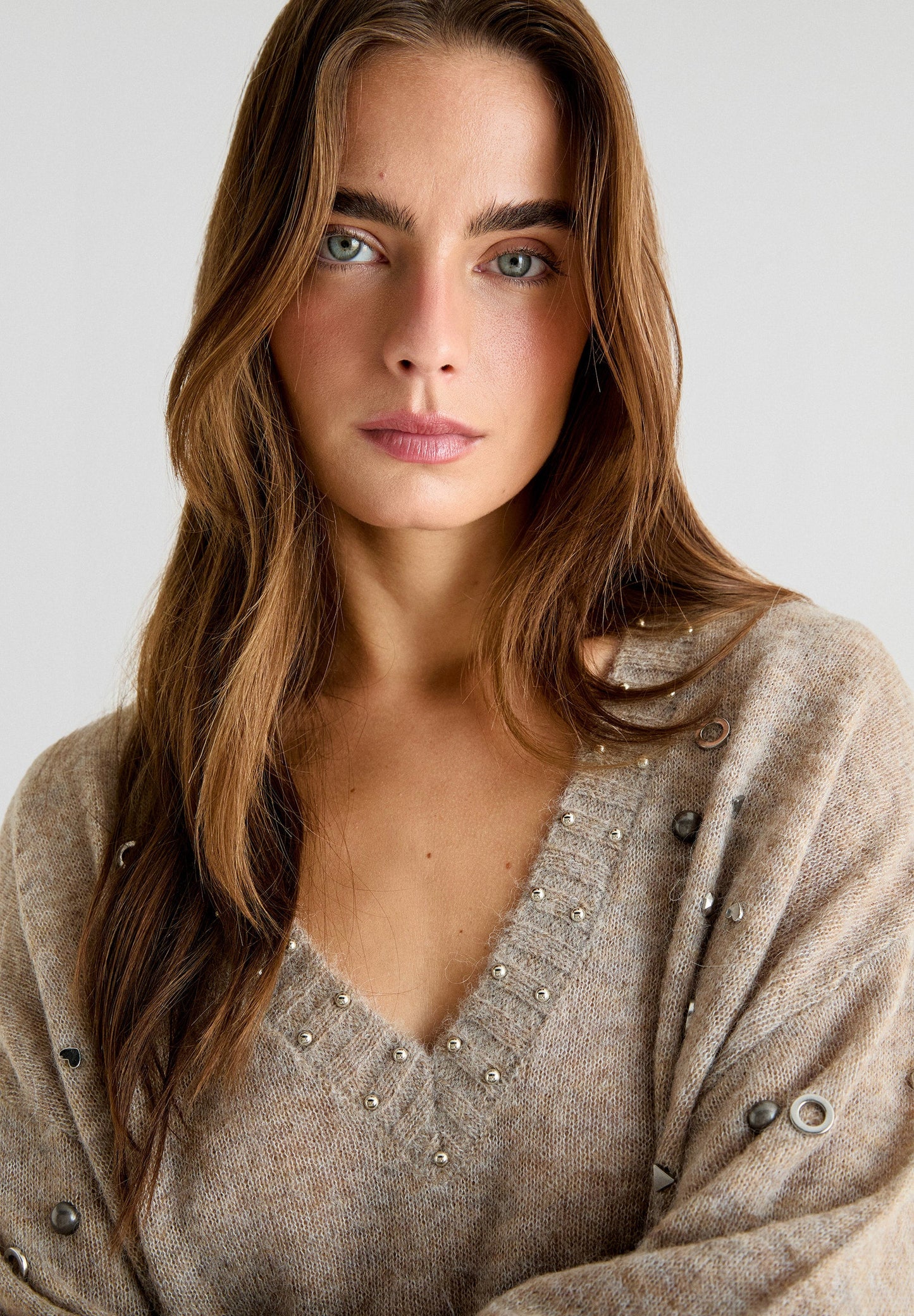SWEATER EN V TACHUELAS