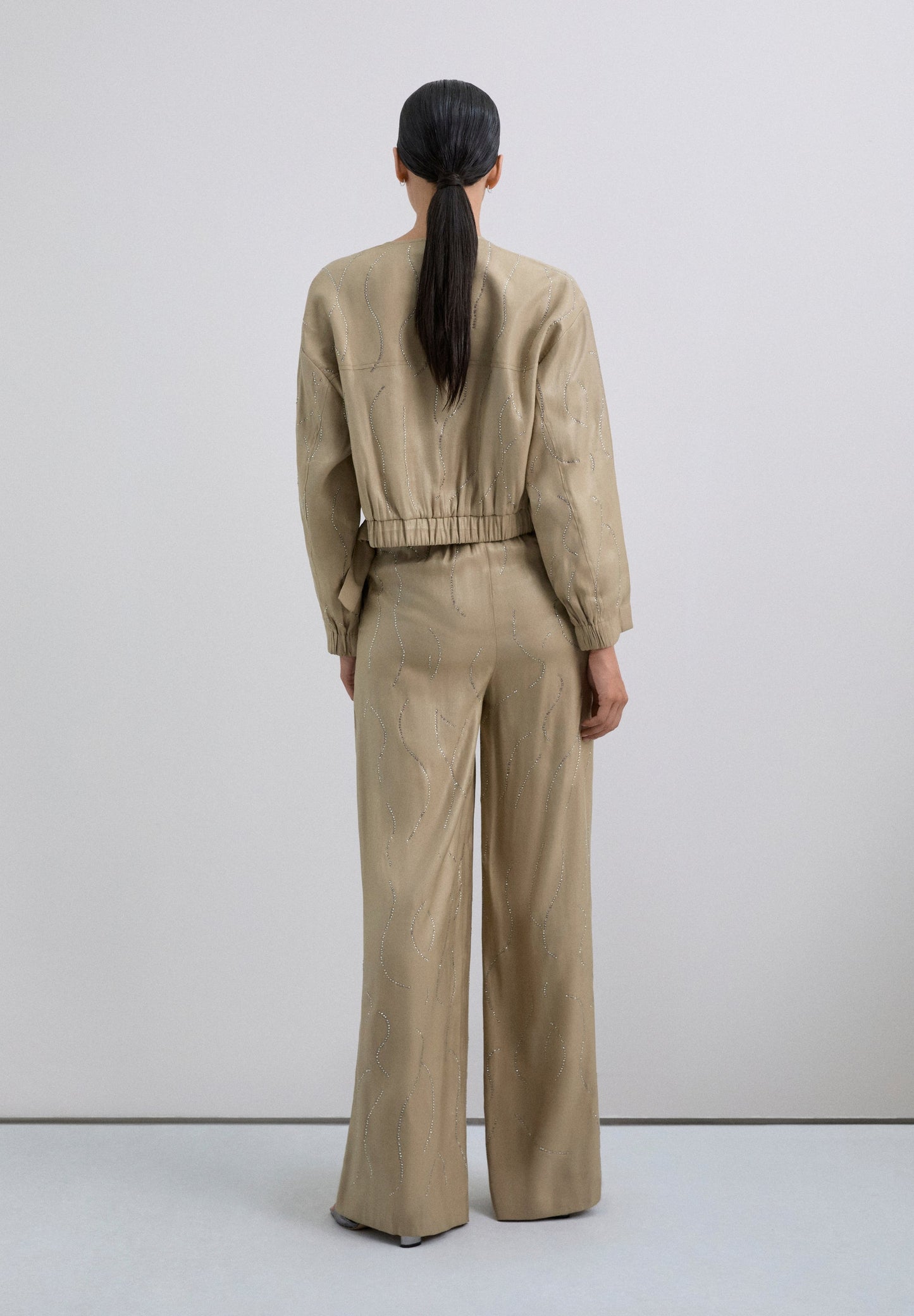 PANTALÓN FLUIDO CON PIEDRAS STRASS