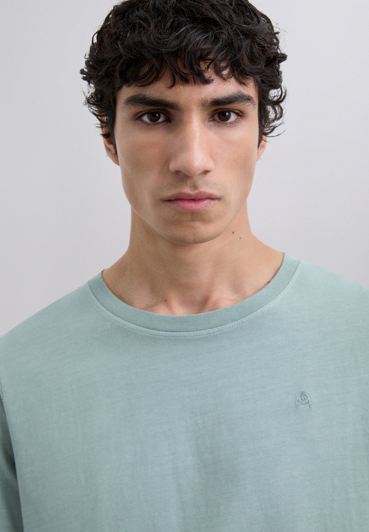 POLERA CALAVERA BORDADA TONO