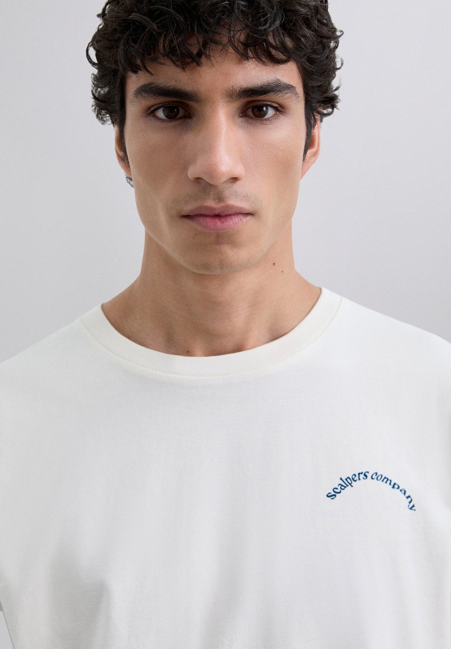 POLERA PRINT LOGO CONTRASTE