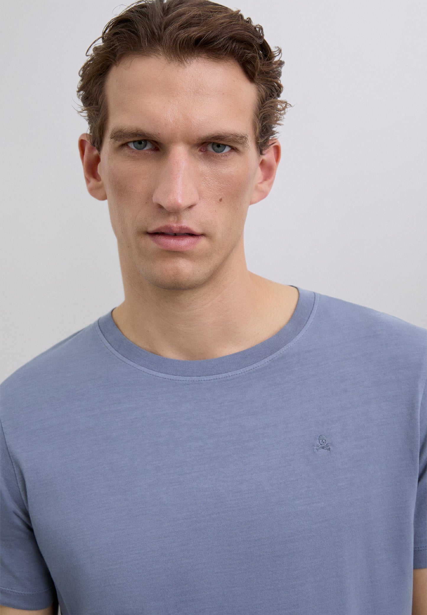 POLERA CALAVERA BORDADA TONO