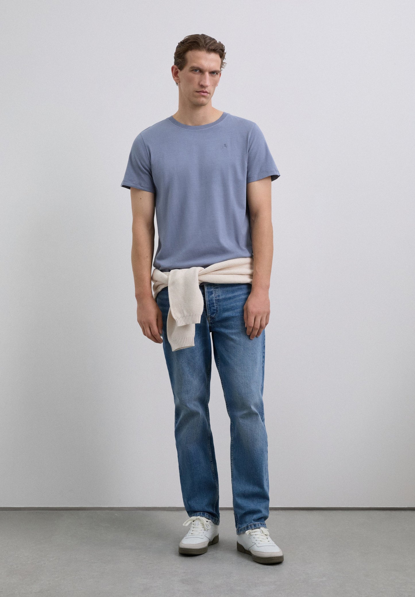 POLERA CALAVERA BORDADA TONO