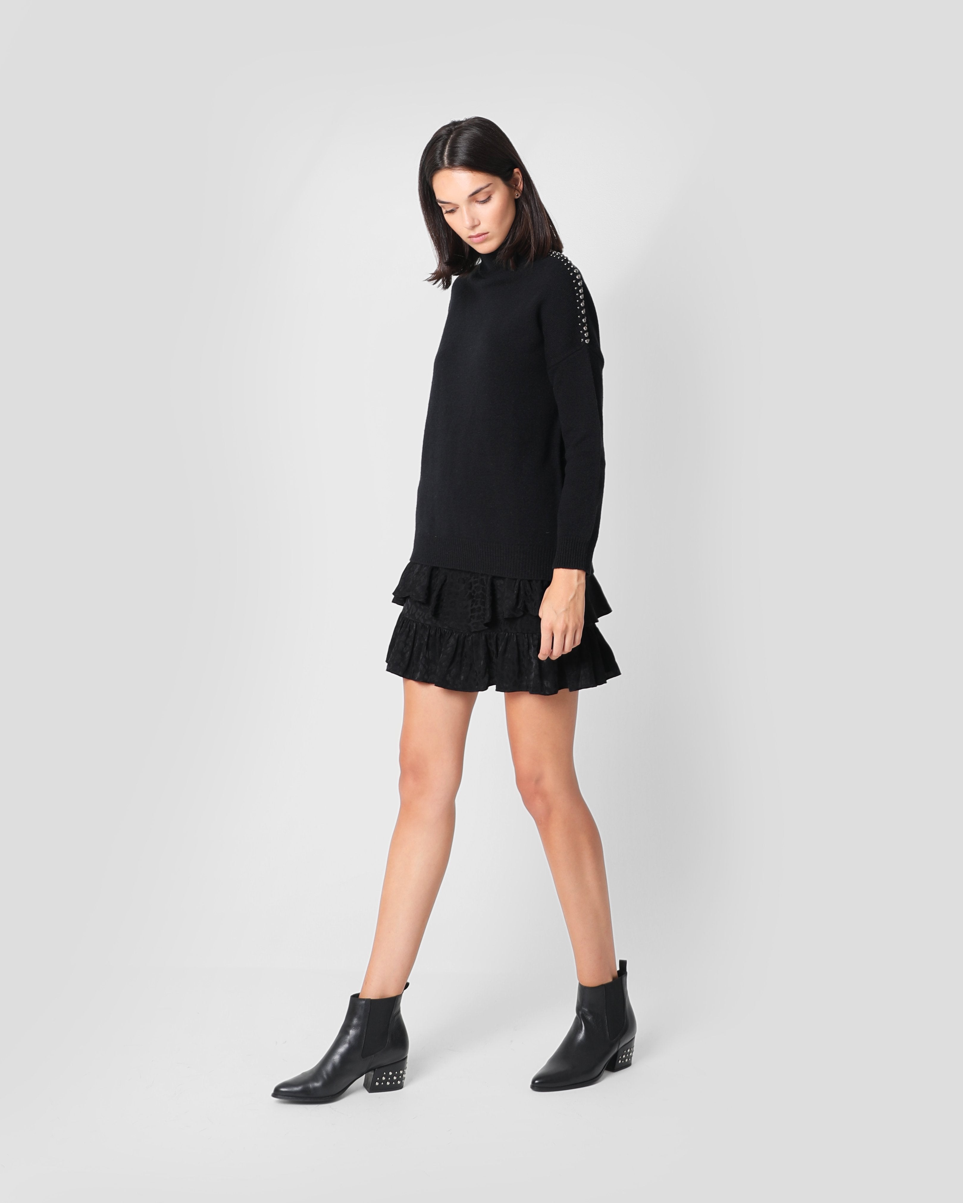 JERSEY CUELLO TACHAS NEGRO