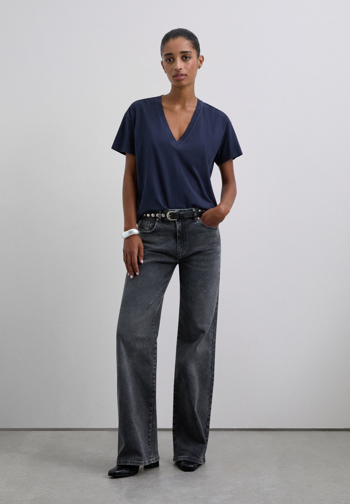 POLERA BÁSICA CUELLO PICO