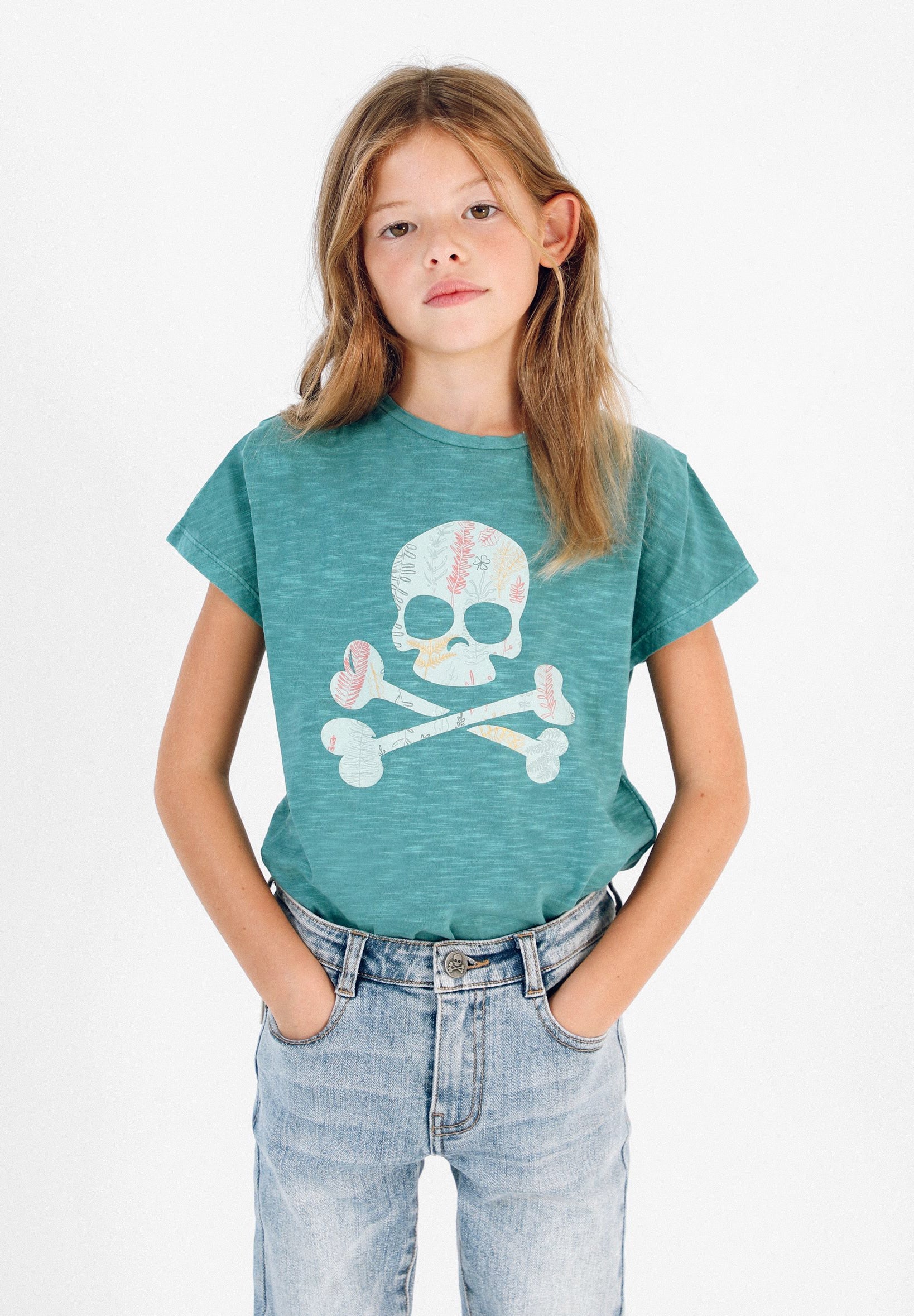 CAMISETA CALAVERA ESTAMPADO HOJAS