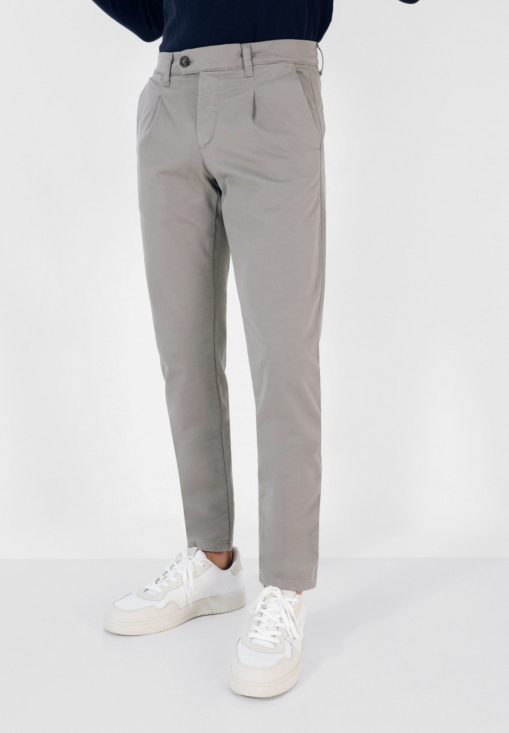 PANTALÓN CHINO PINZAS