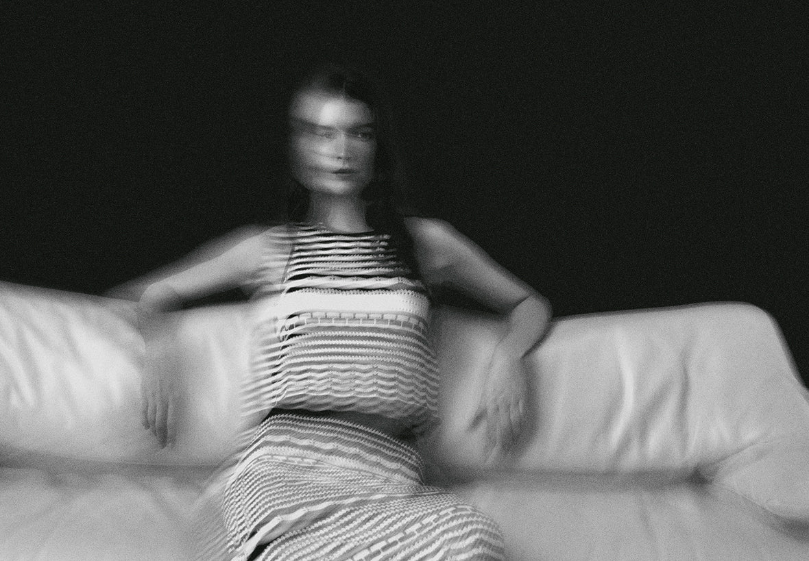 280925_mob_black_and_white_woman_2