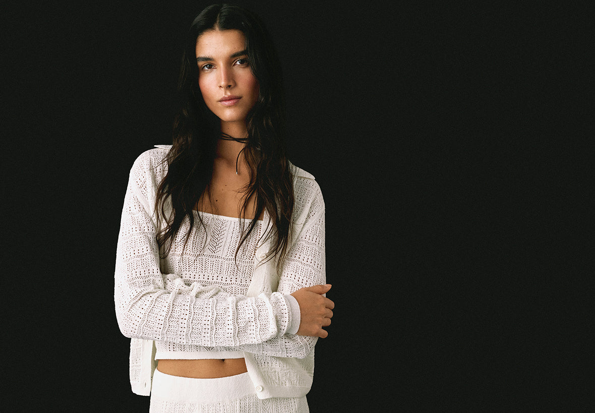 280925_mob_black_and_white_woman_5