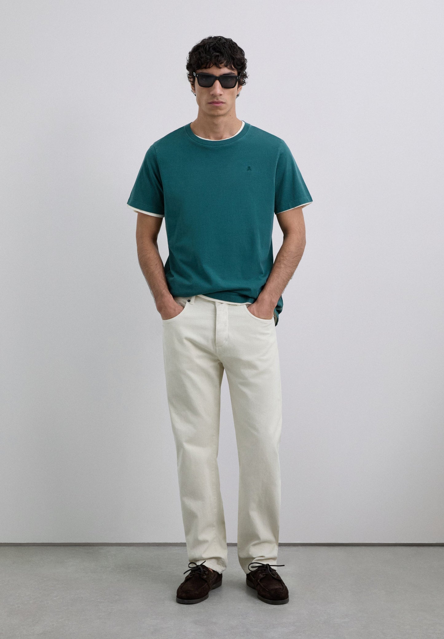 POLERA CALAVERA BORDADA TONO