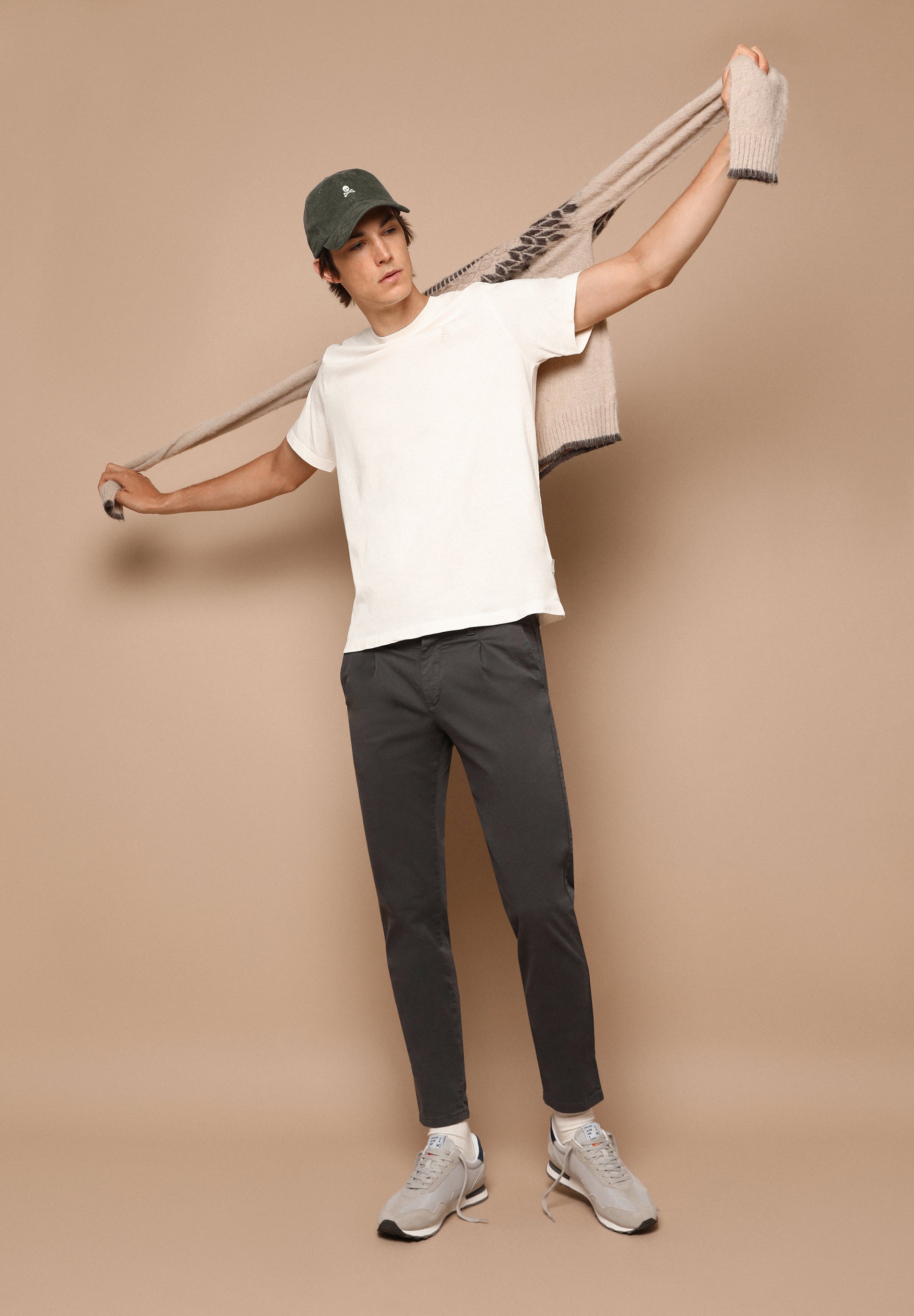 PANTALÓN CHINO PINZAS