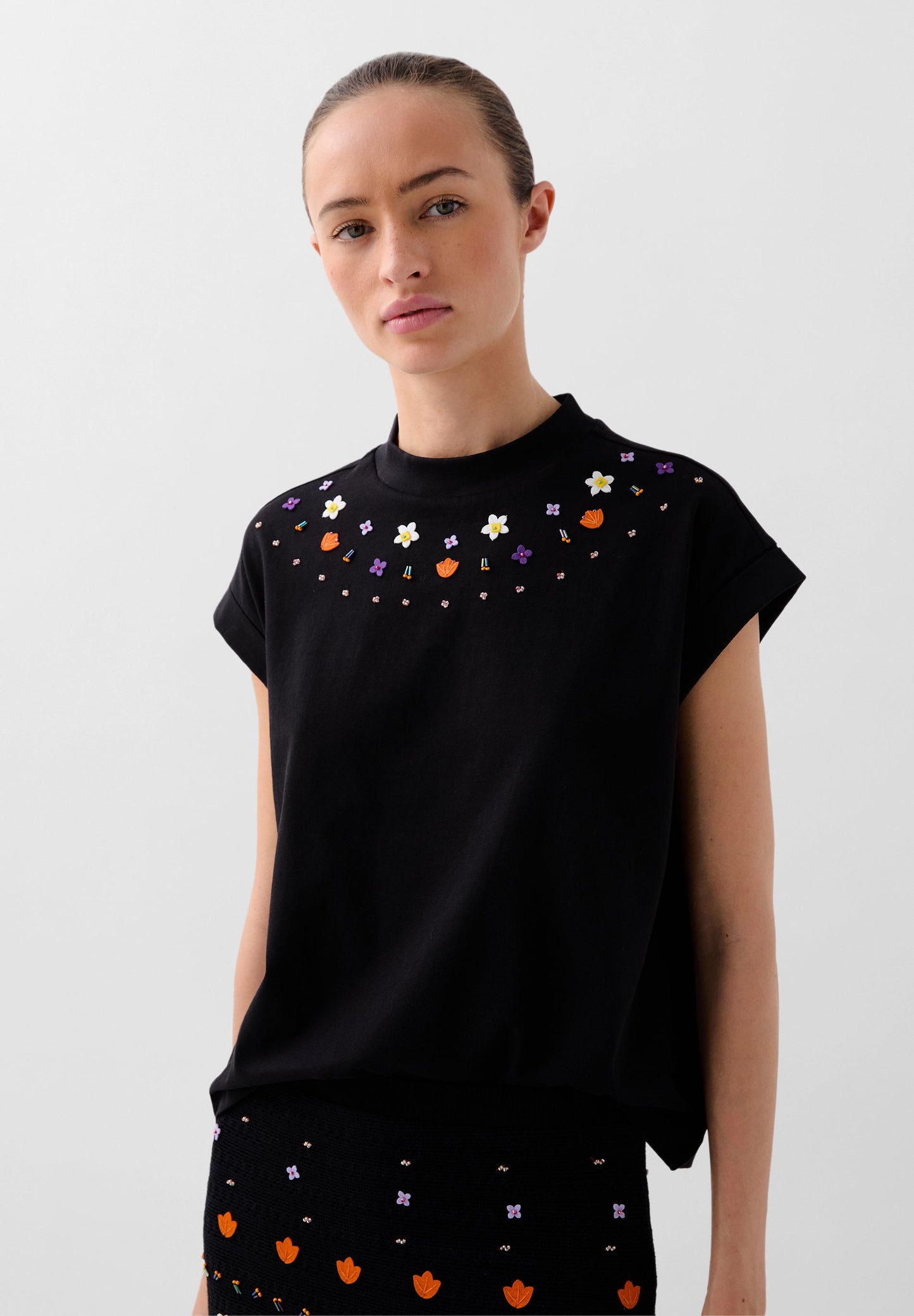 TOP CROPPED DETALLES BORDADOS