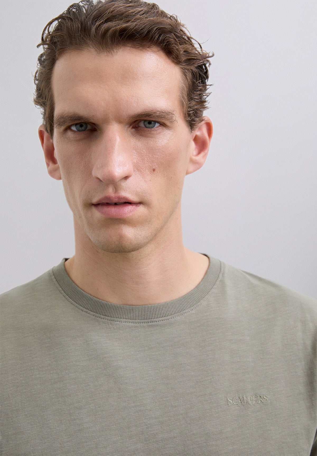 POLERA BORDADA EFECTO LAVADO