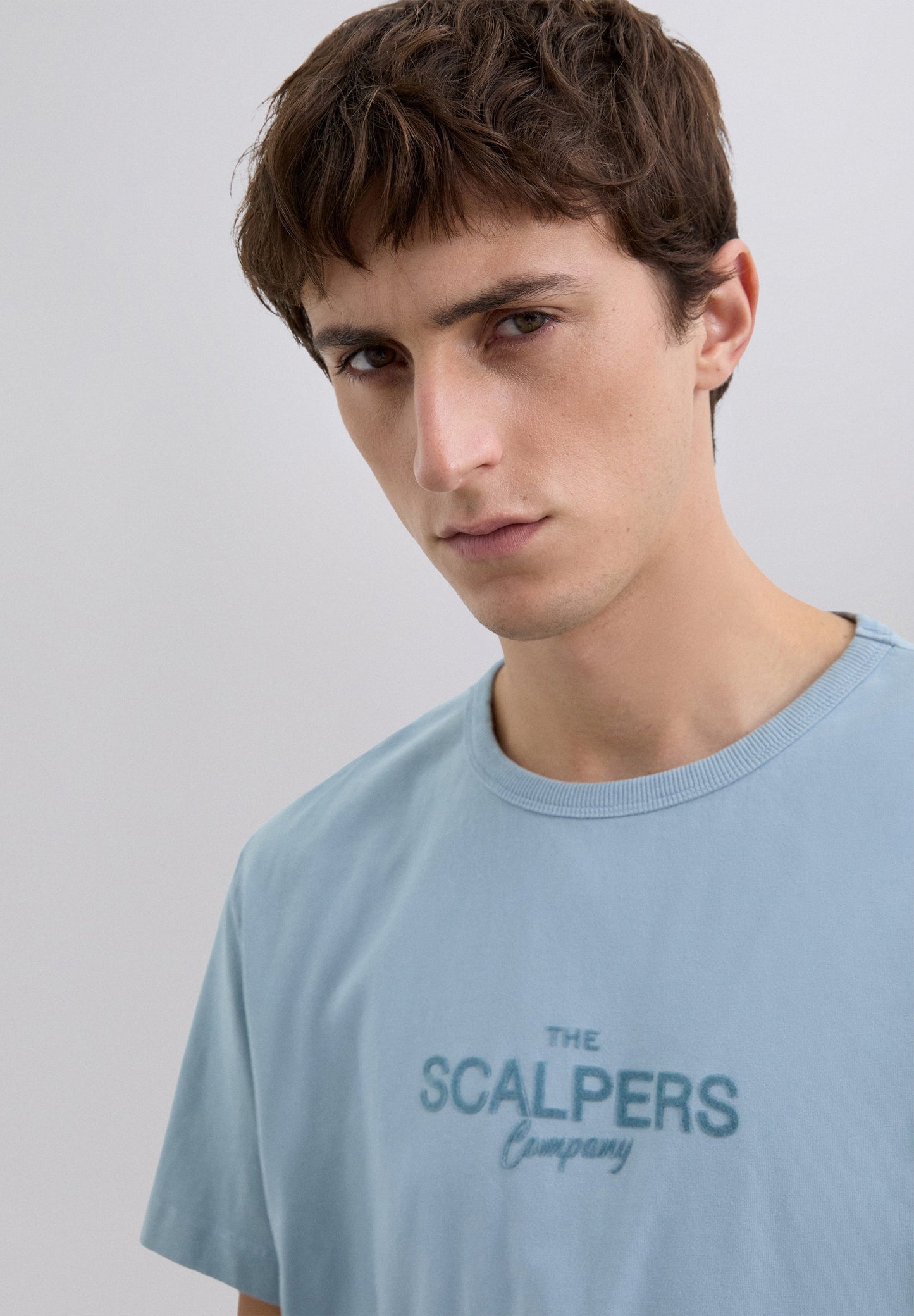 POLERA LOGO FRONTAL CALIGRAFÍA