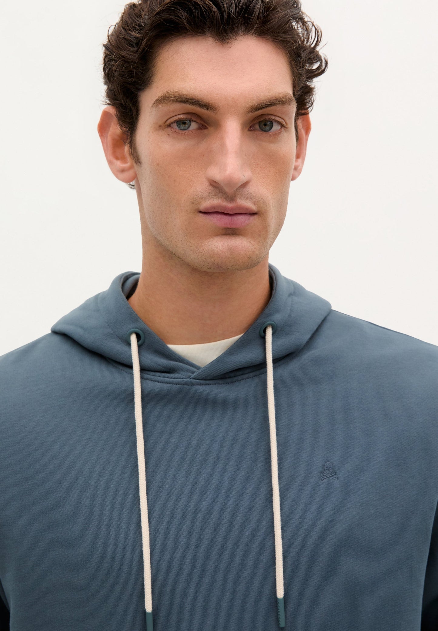 POLERÓN CAPUCHA CALAVERA TONO