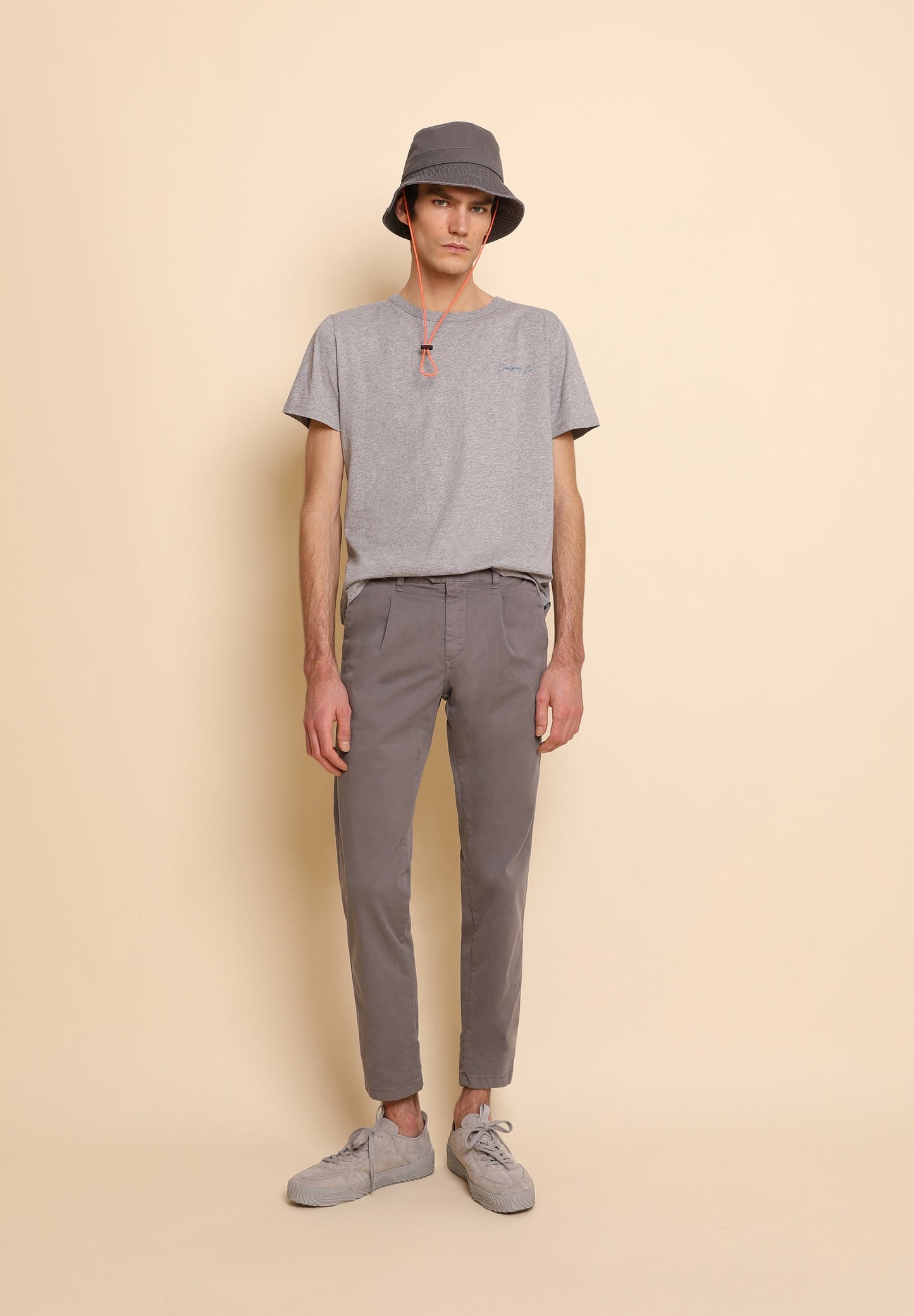 PANTALÓN CHINO PINZAS