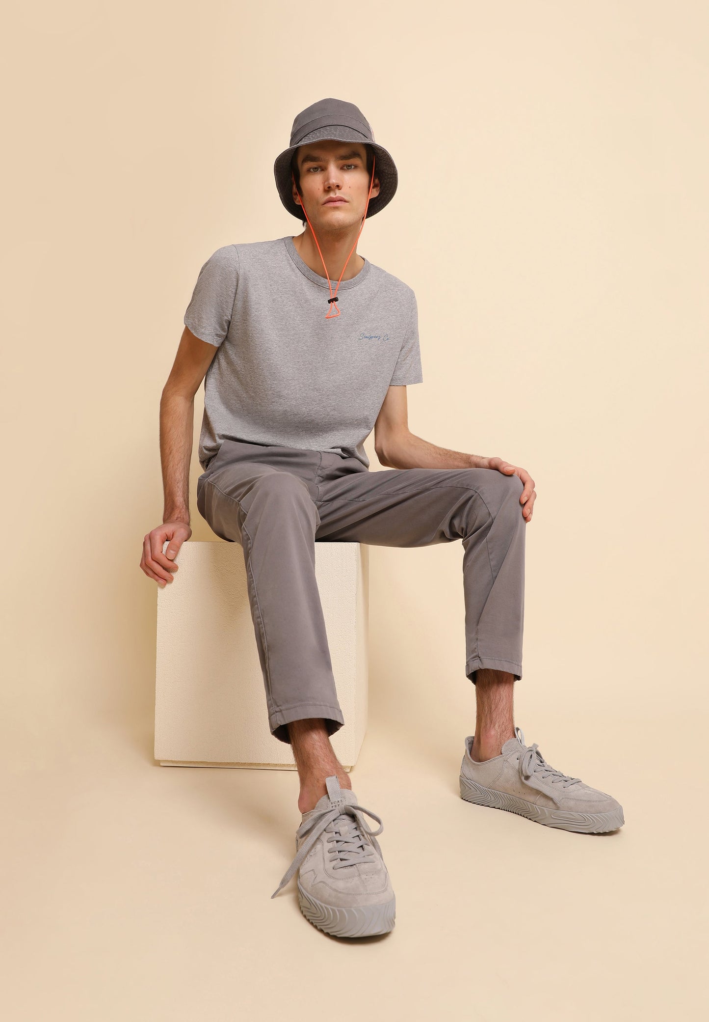 PANTALÓN CHINO PINZAS