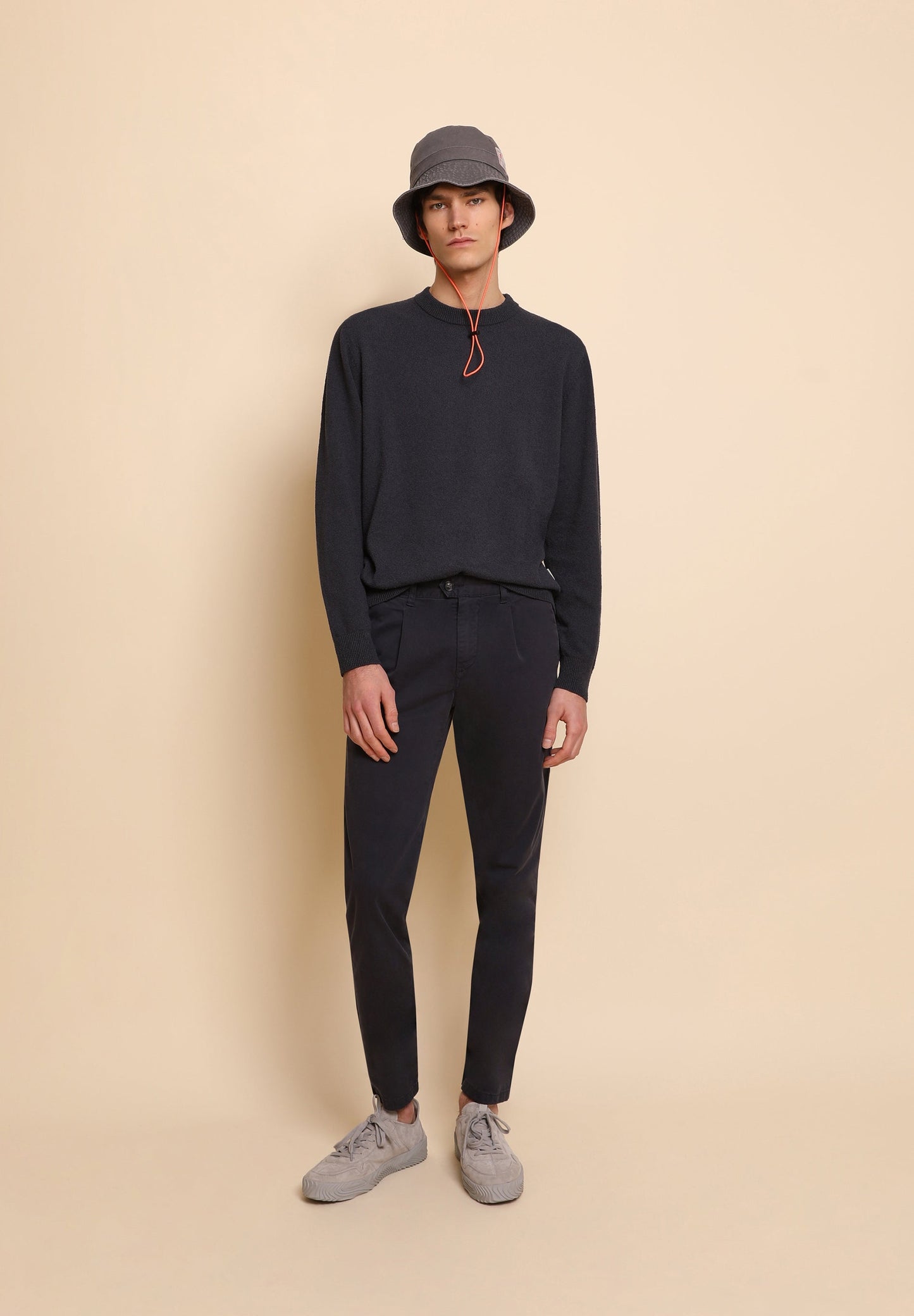 PANTALÓN CHINO PINZAS