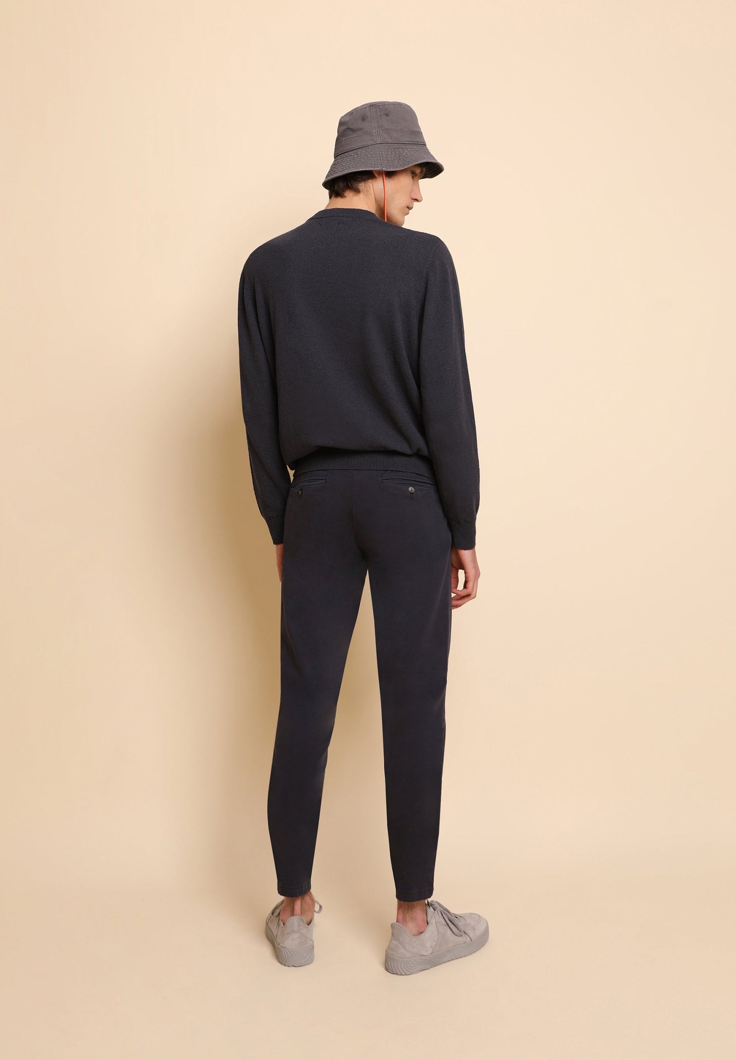 PANTALÓN CHINO PINZAS