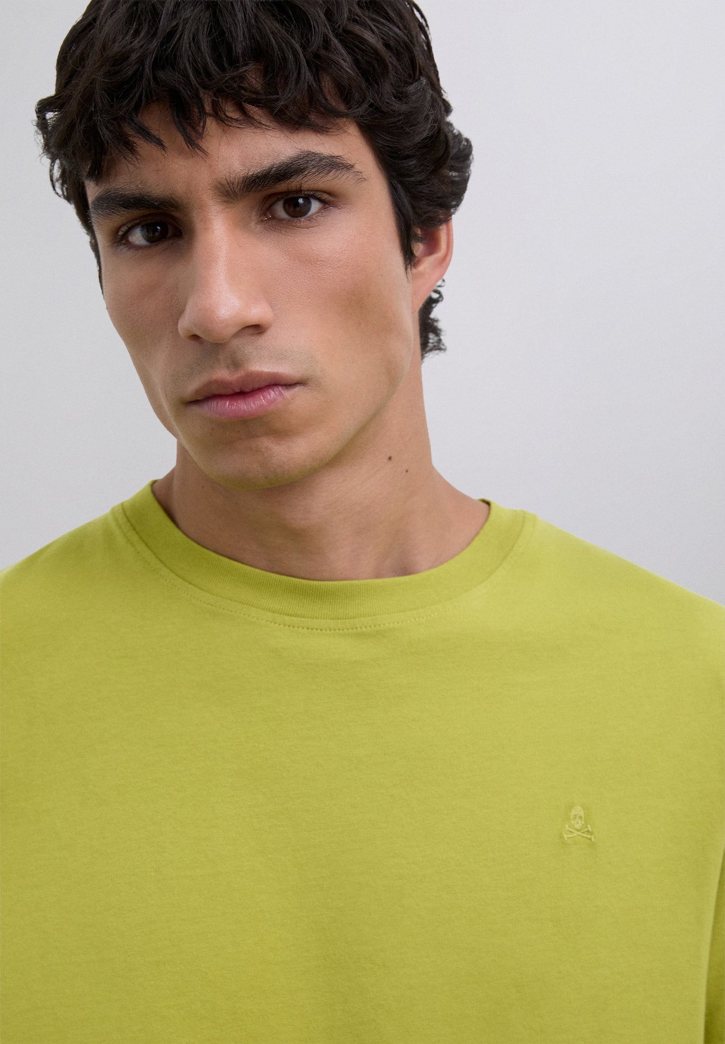 POLERA CALAVERA BORDADA