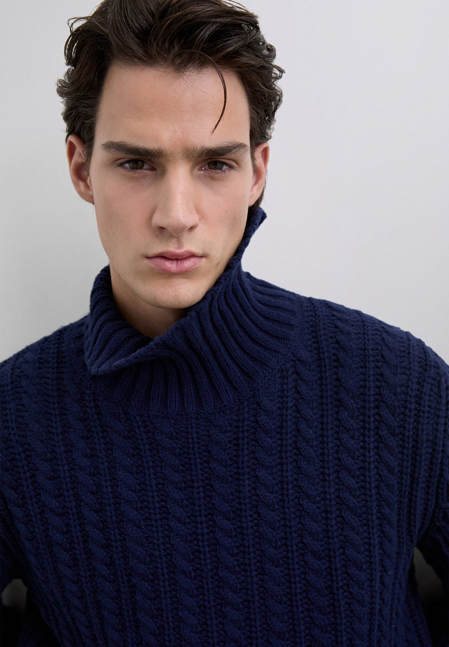 CHALECO CUELLO ALTO TRENZADO