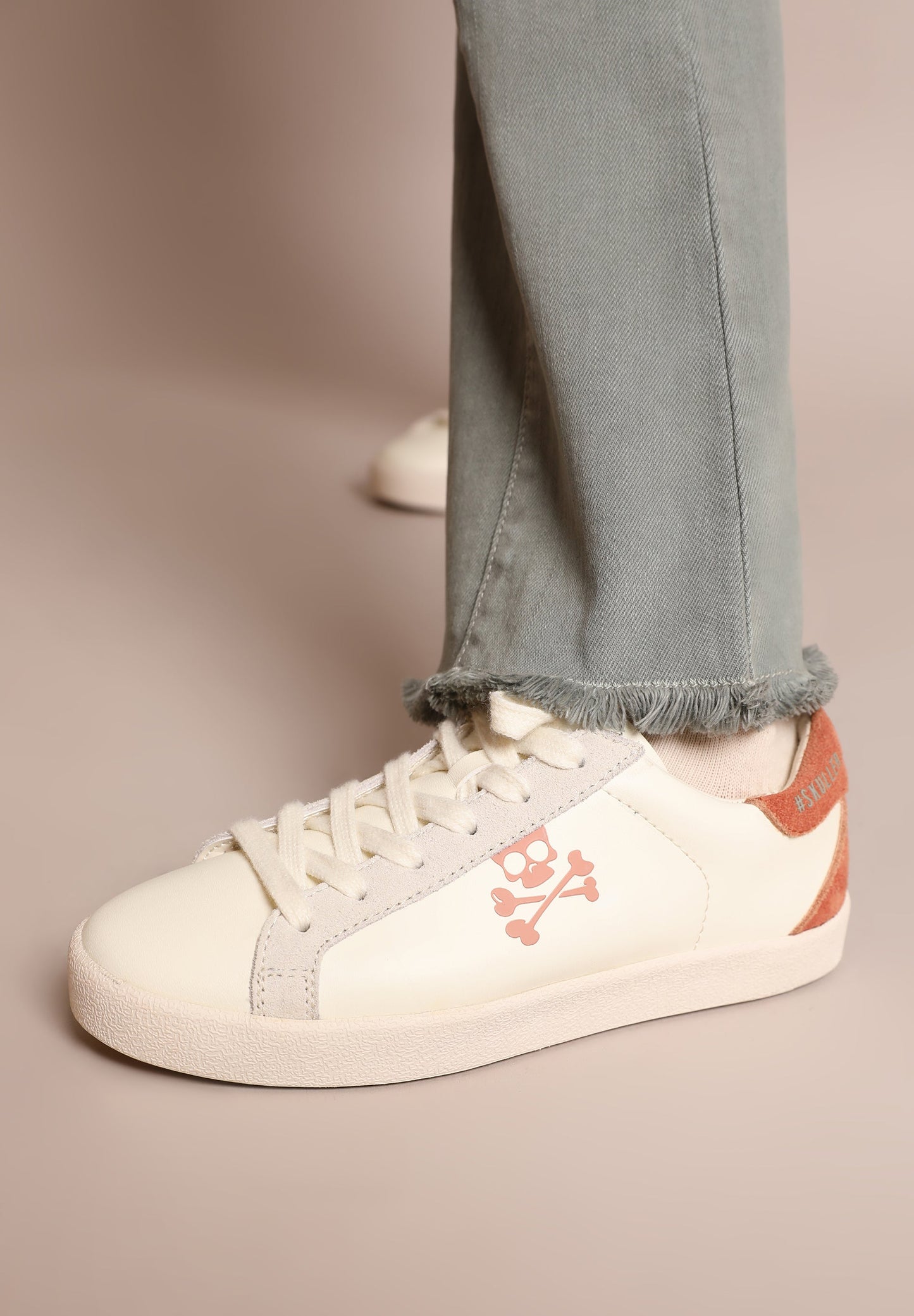 SNEAKERS BAJAS DETALLE CONTRASTE