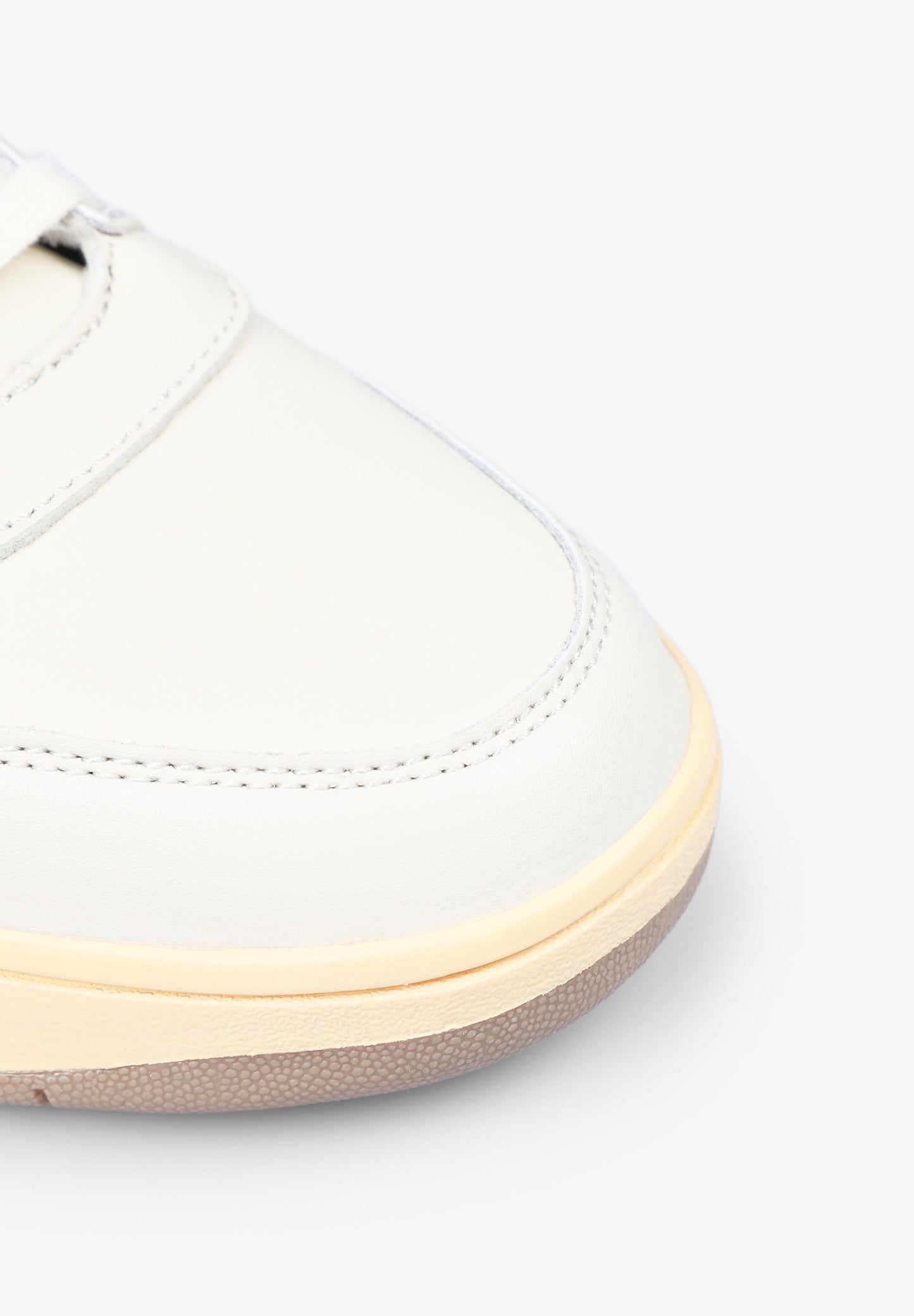 SNEAKERS DETALLE TALÓN