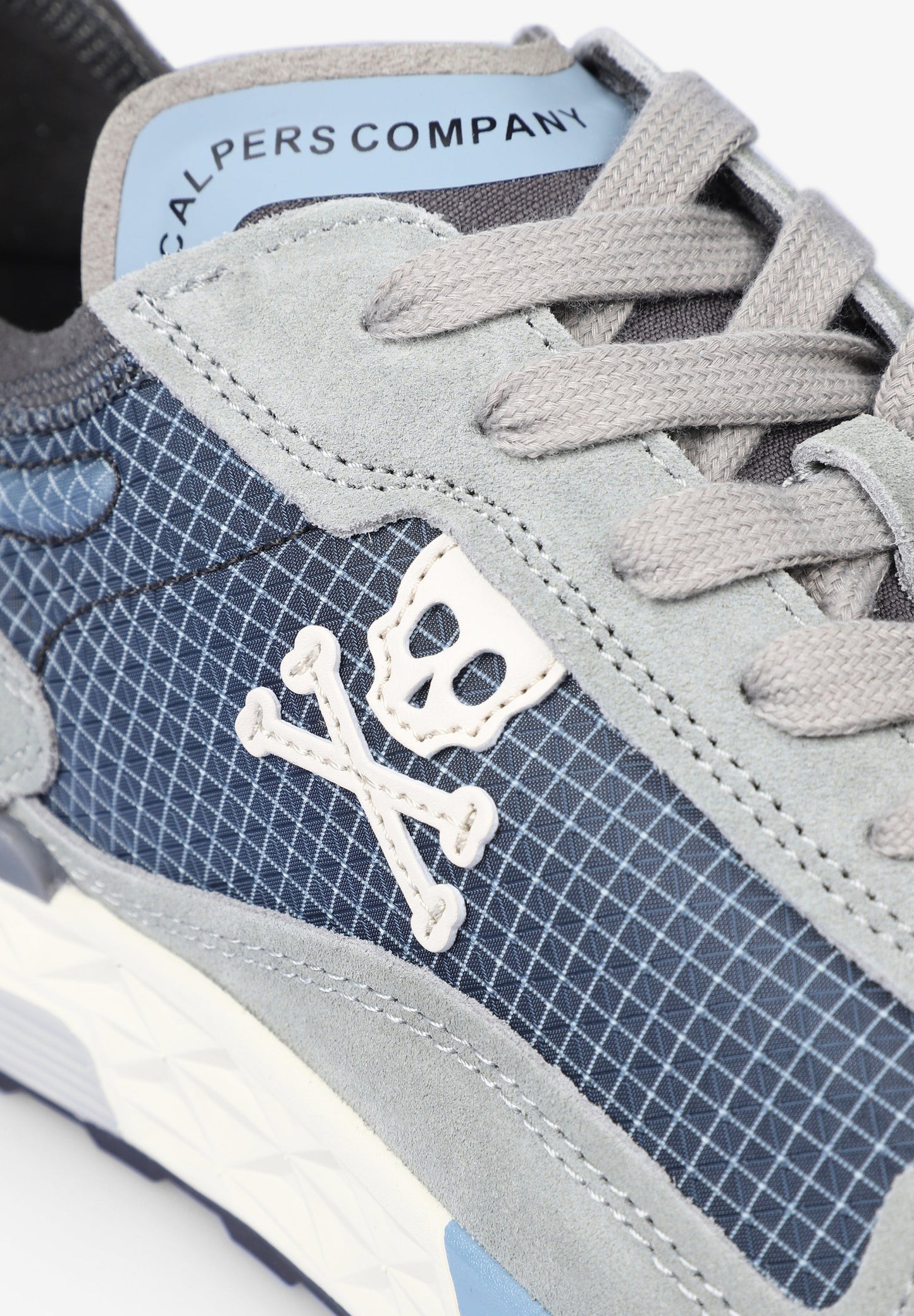 SNEAKERS CALAVERA DETALLES FLÚOR