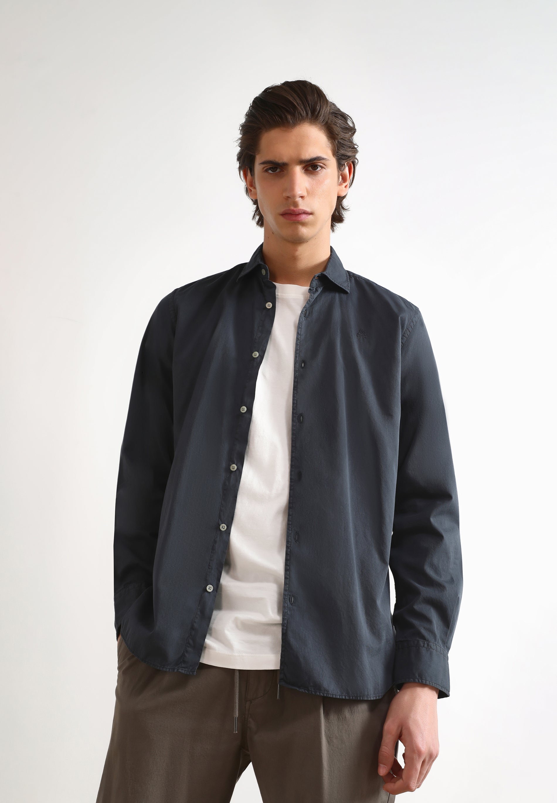 CAMISA CALAVERA BORDADA TONO