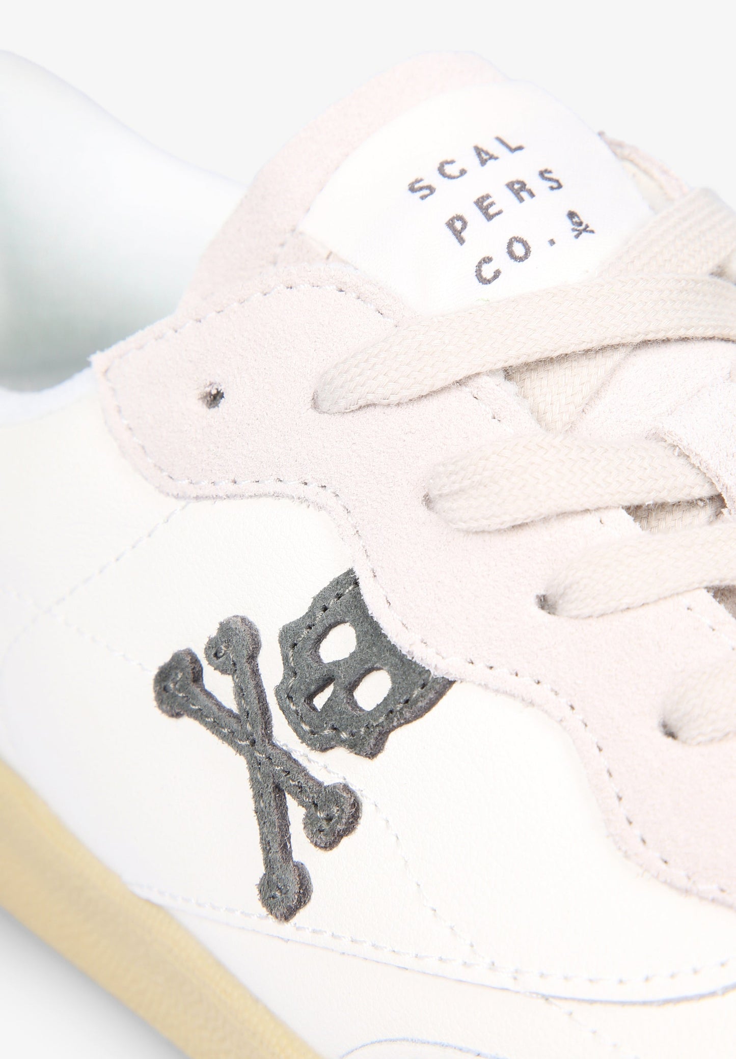 SNEAKERS DETALLE TALÓN