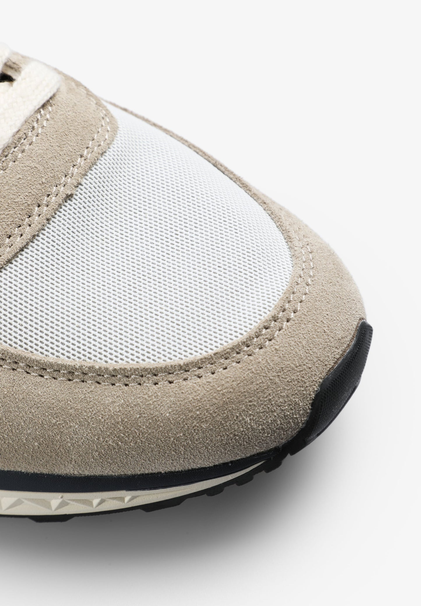 SNEAKERS CALAVERA DETALLE CONTRASTE