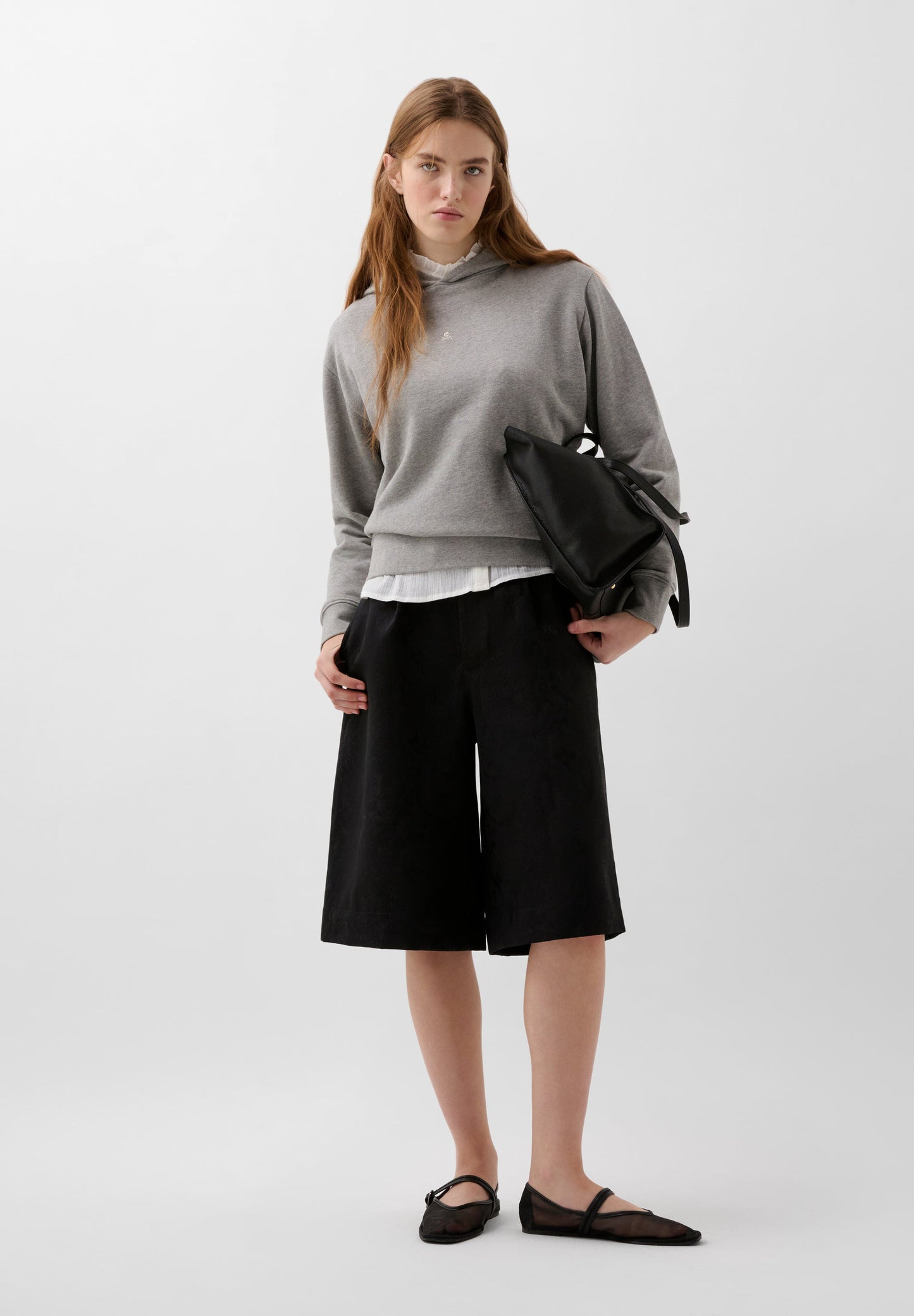 POLERÓN CAPUCHA CALAVERA BORDADA