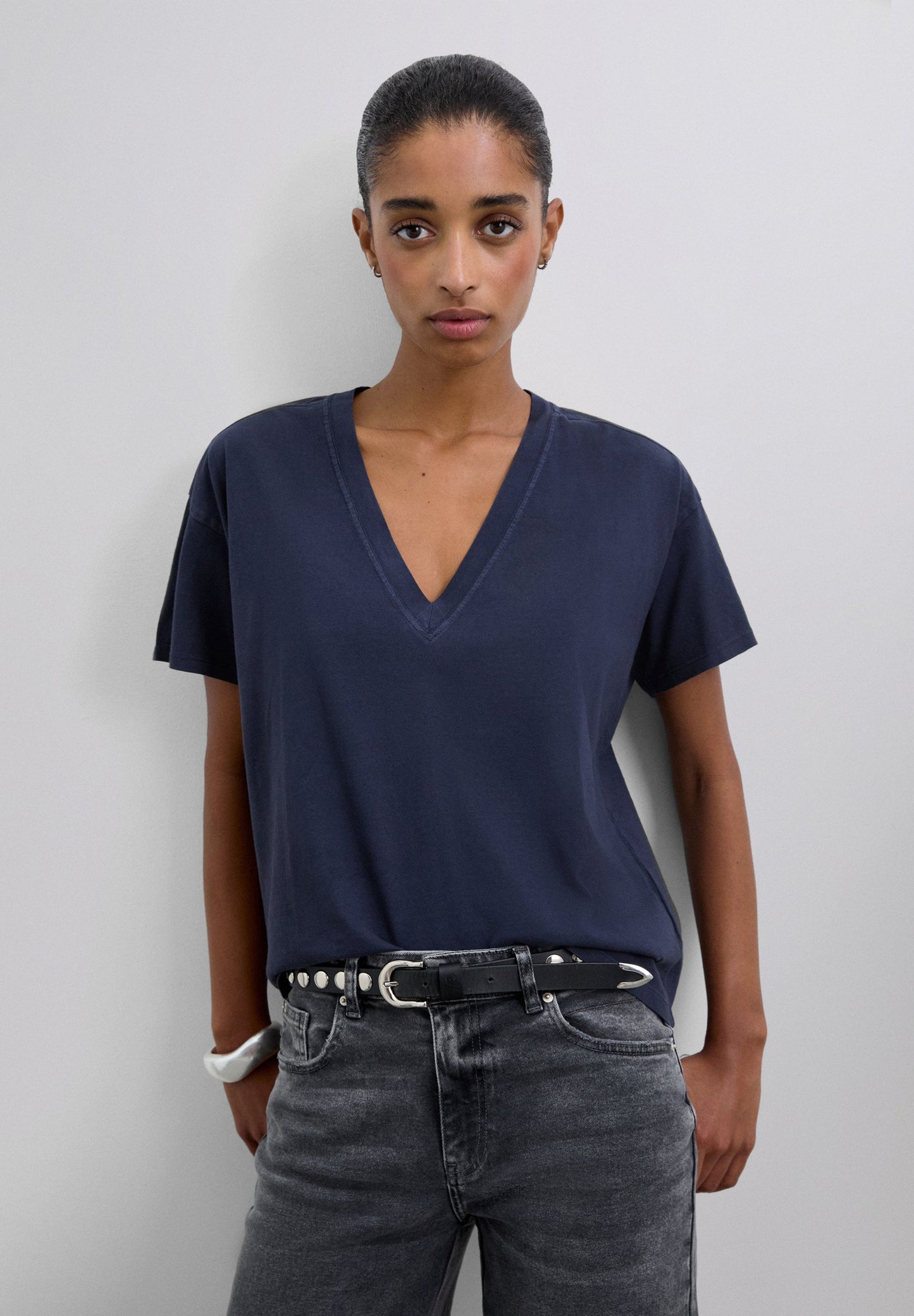 POLERA BÁSICA CUELLO PICO