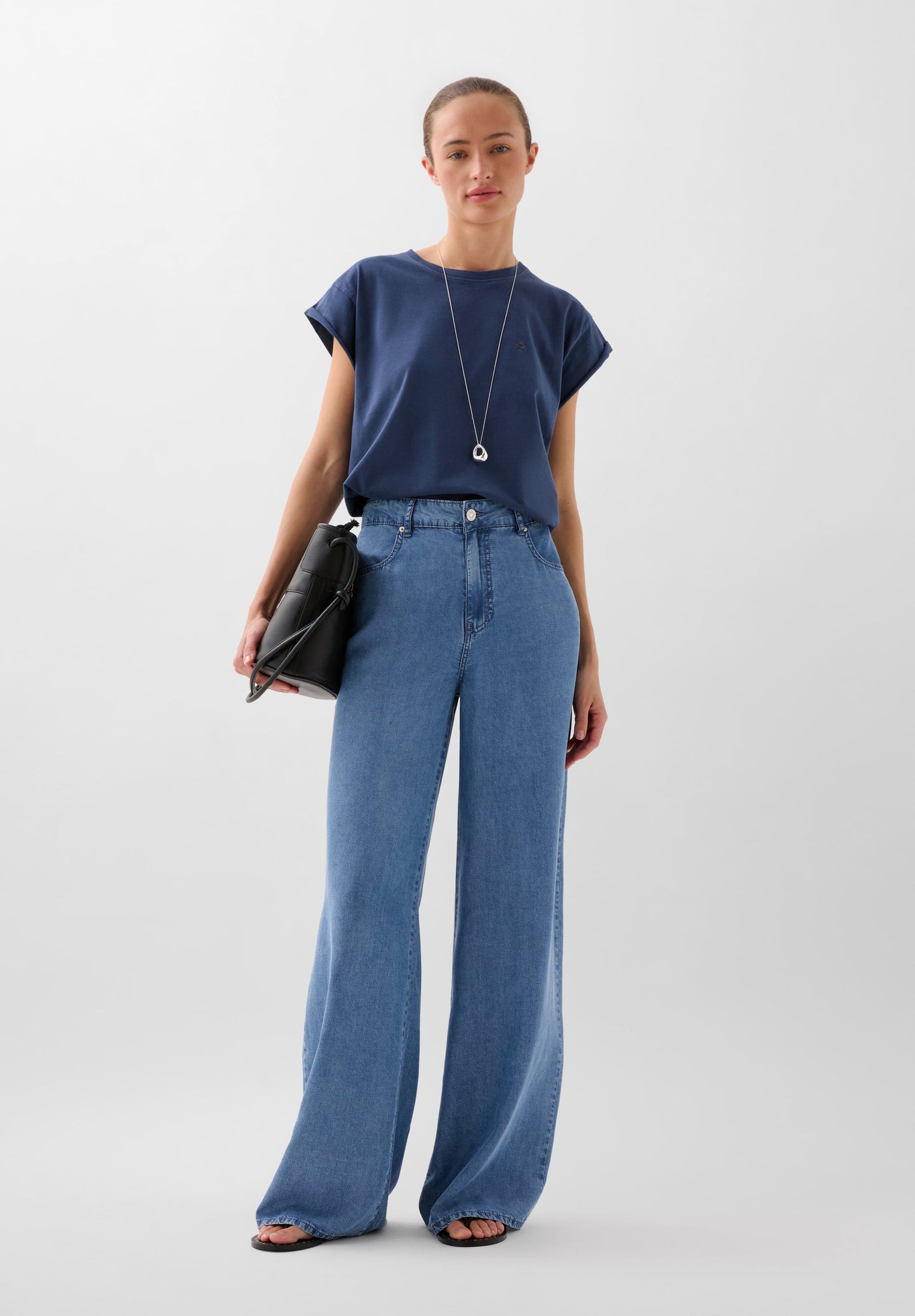 POLERA CALAVERA BORDADA TONO