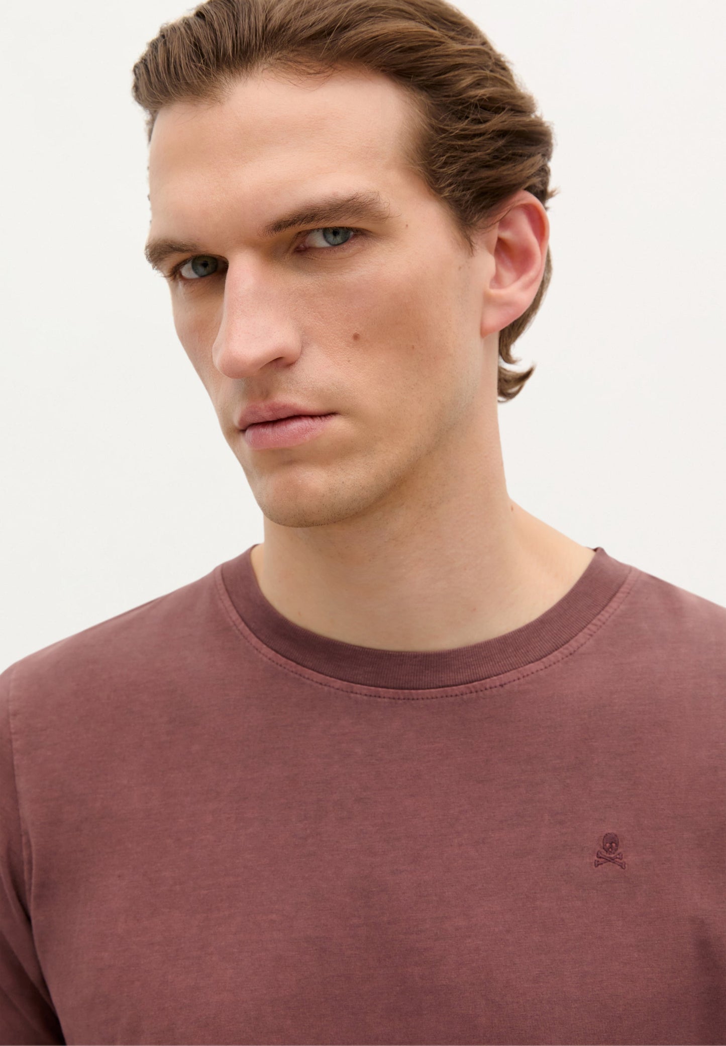 POLERA CALAVERA BORDADA TONO