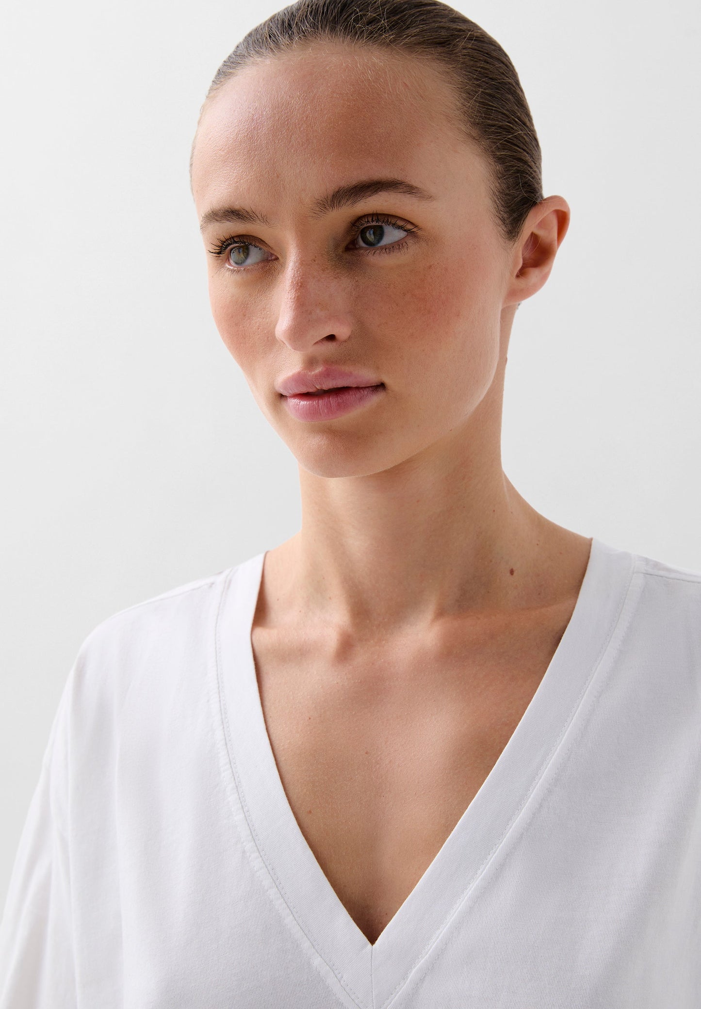 POLERA BÁSICA ESCOTE V