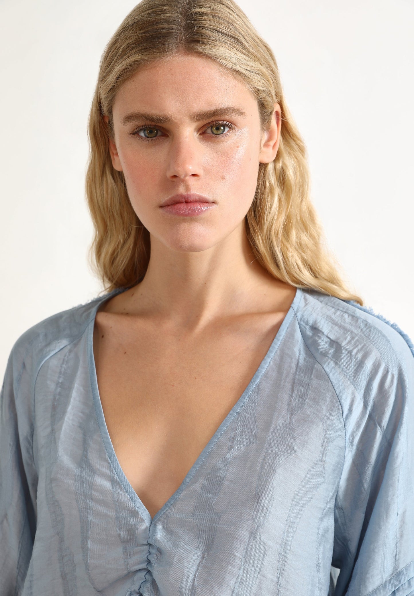 BLUSA DETALLES MANGA ABULLONADA