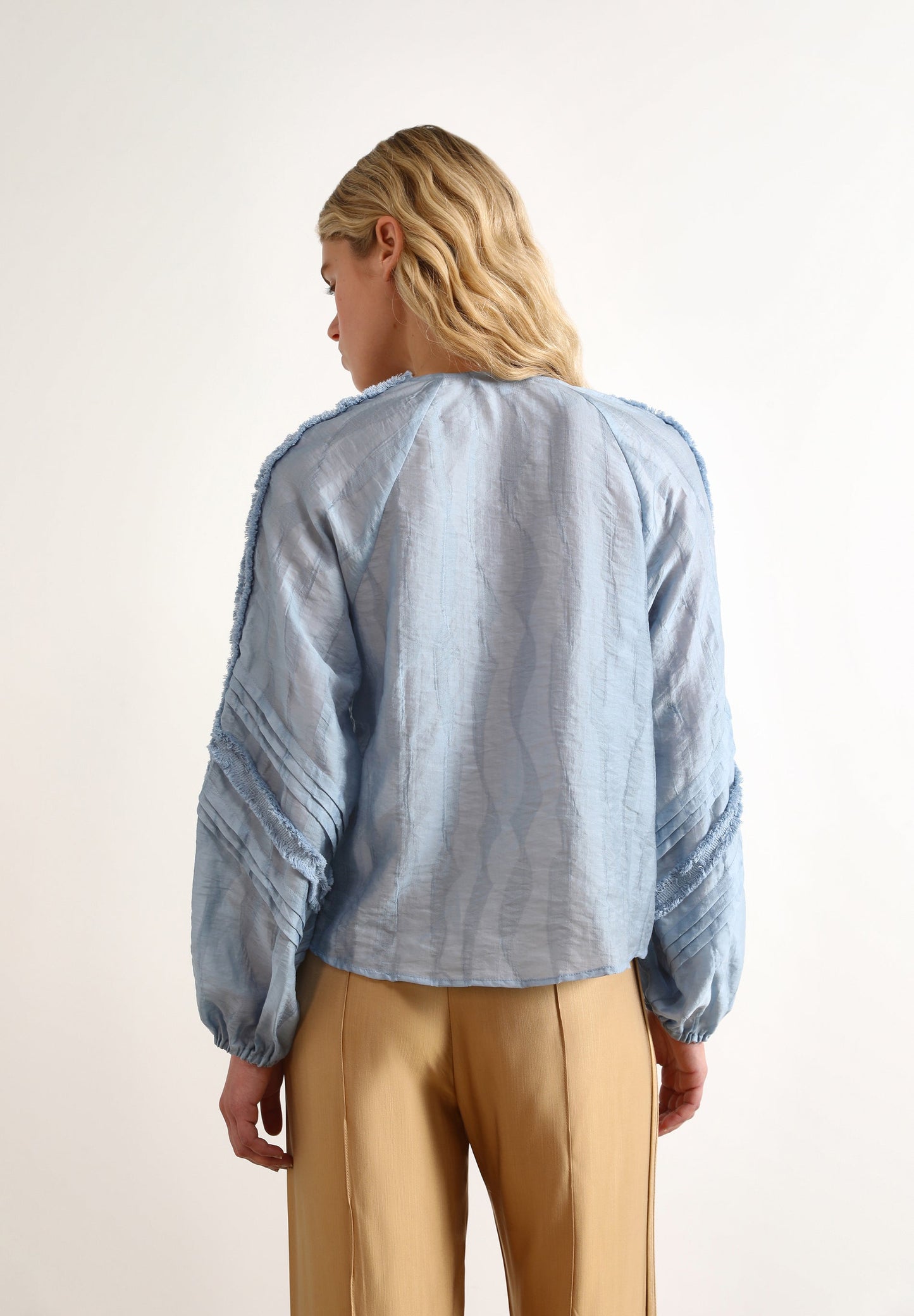 BLUSA DETALLES MANGA ABULLONADA