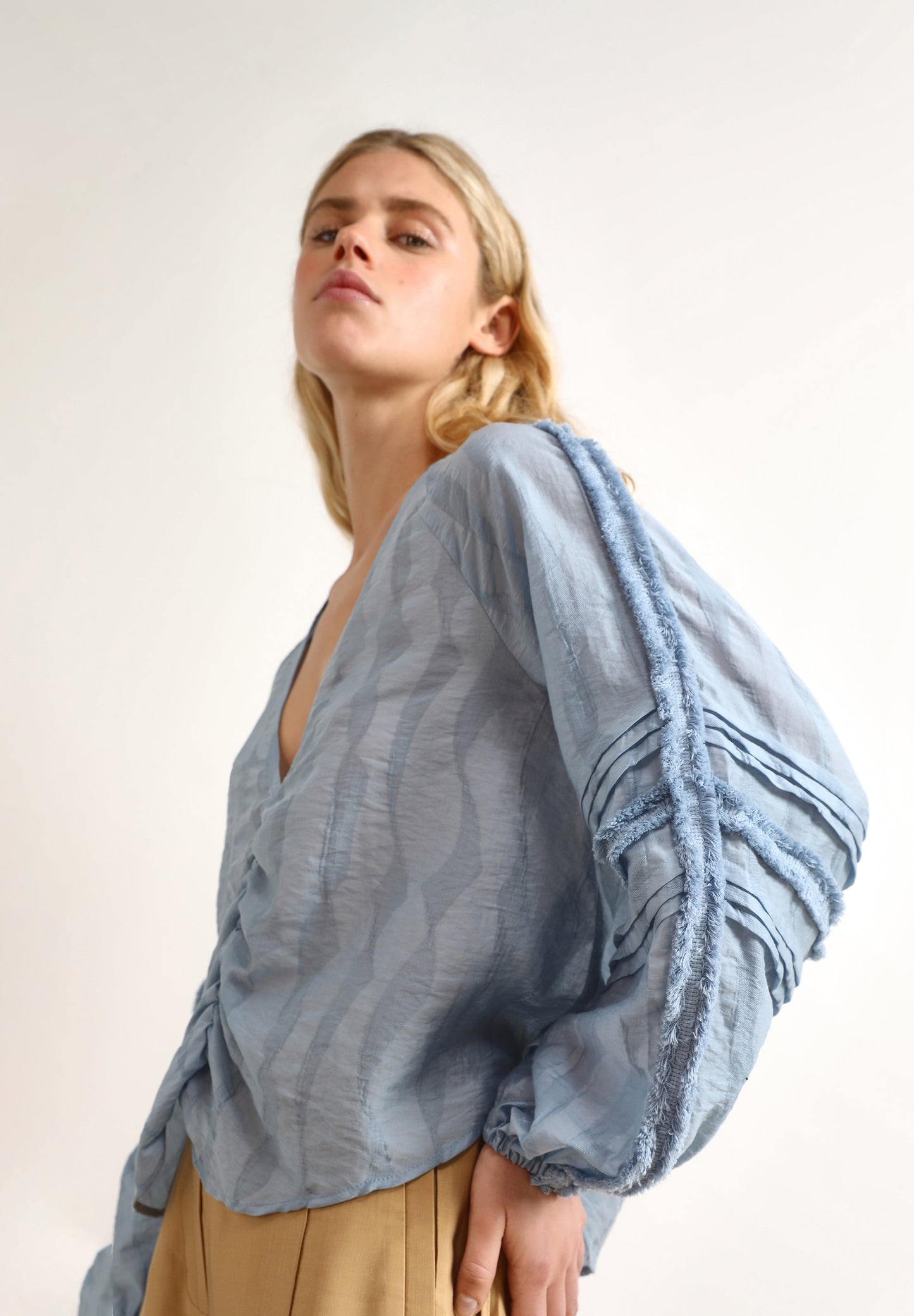 BLUSA DETALLES MANGA ABULLONADA