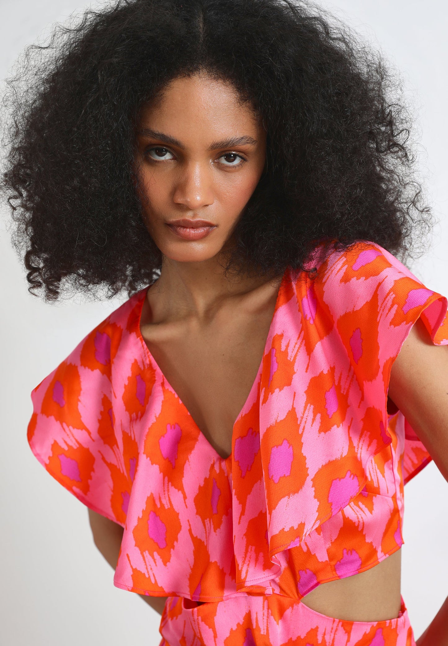 VESTIDO CUT OUT VOLANTE