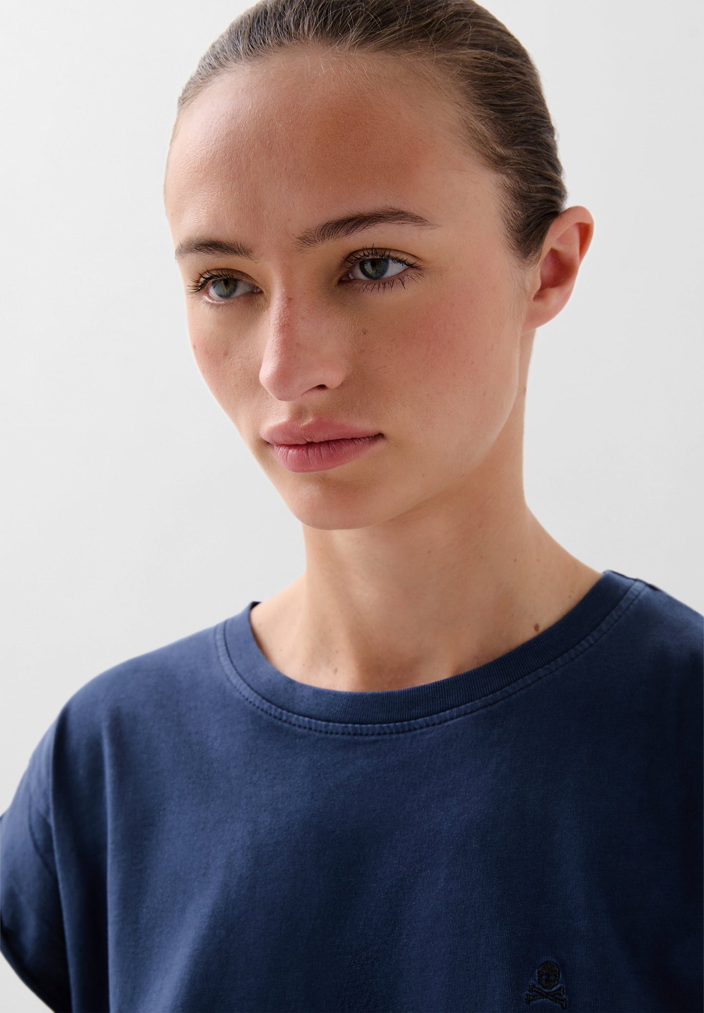 POLERA CALAVERA BORDADA TONO