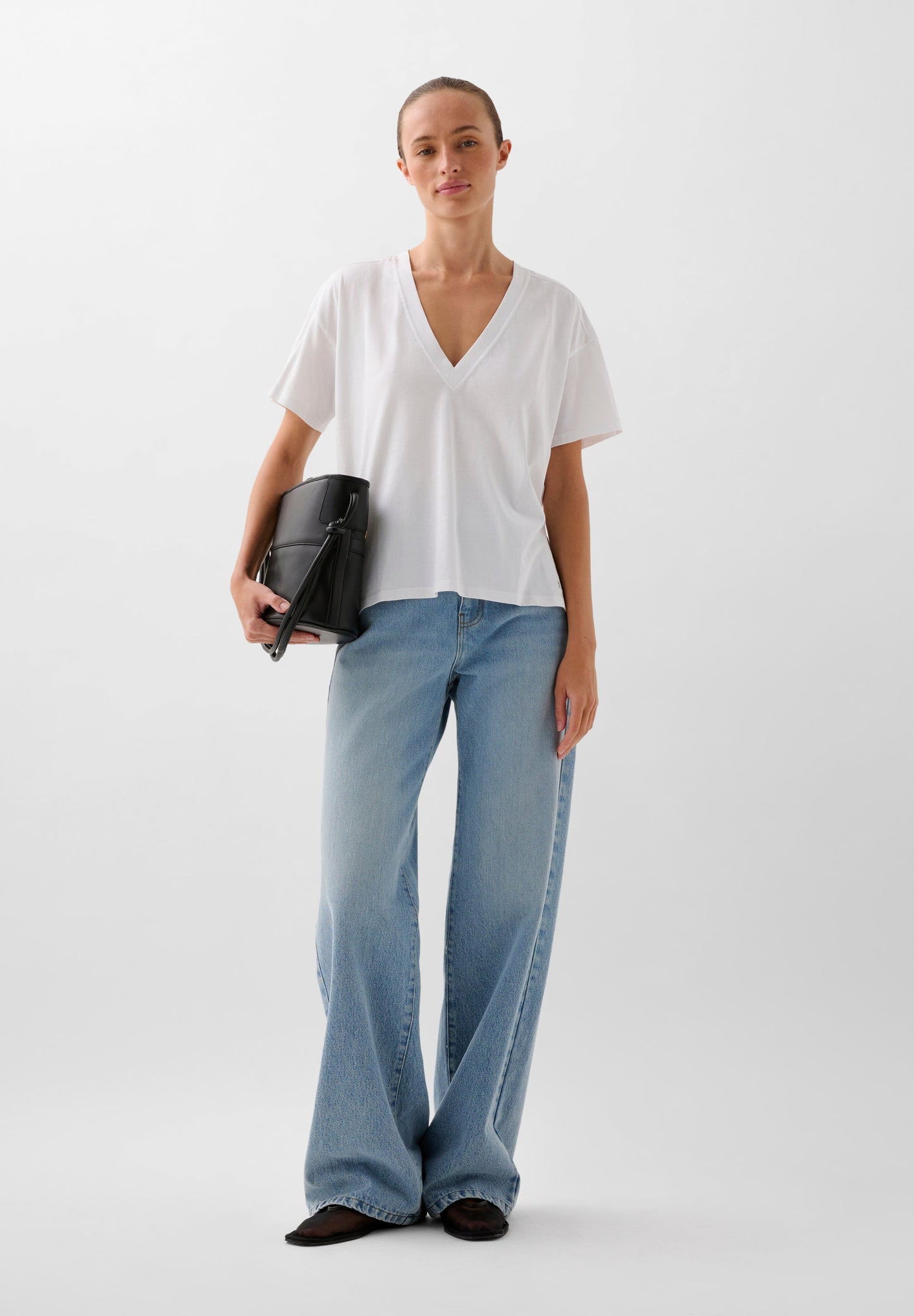 POLERA BÁSICA ESCOTE V